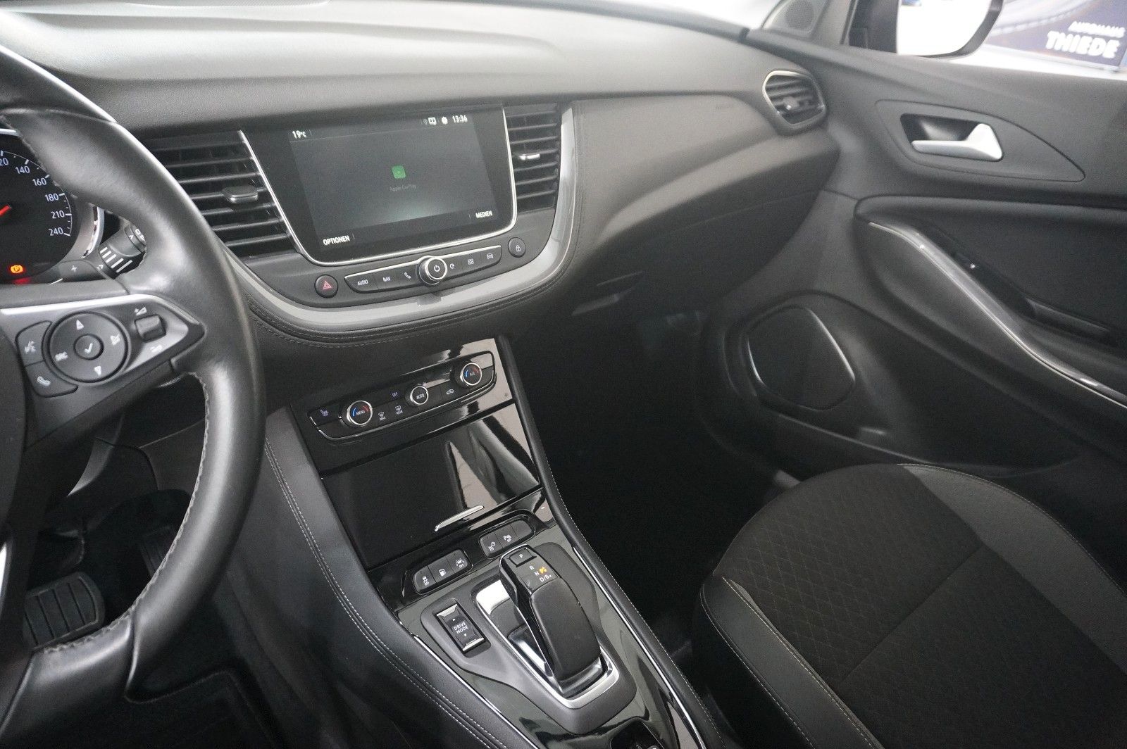 Fahrzeugabbildung Opel Grandland (X) 1.6T HYBRID NAVI/KAMERA/SH/SPORT