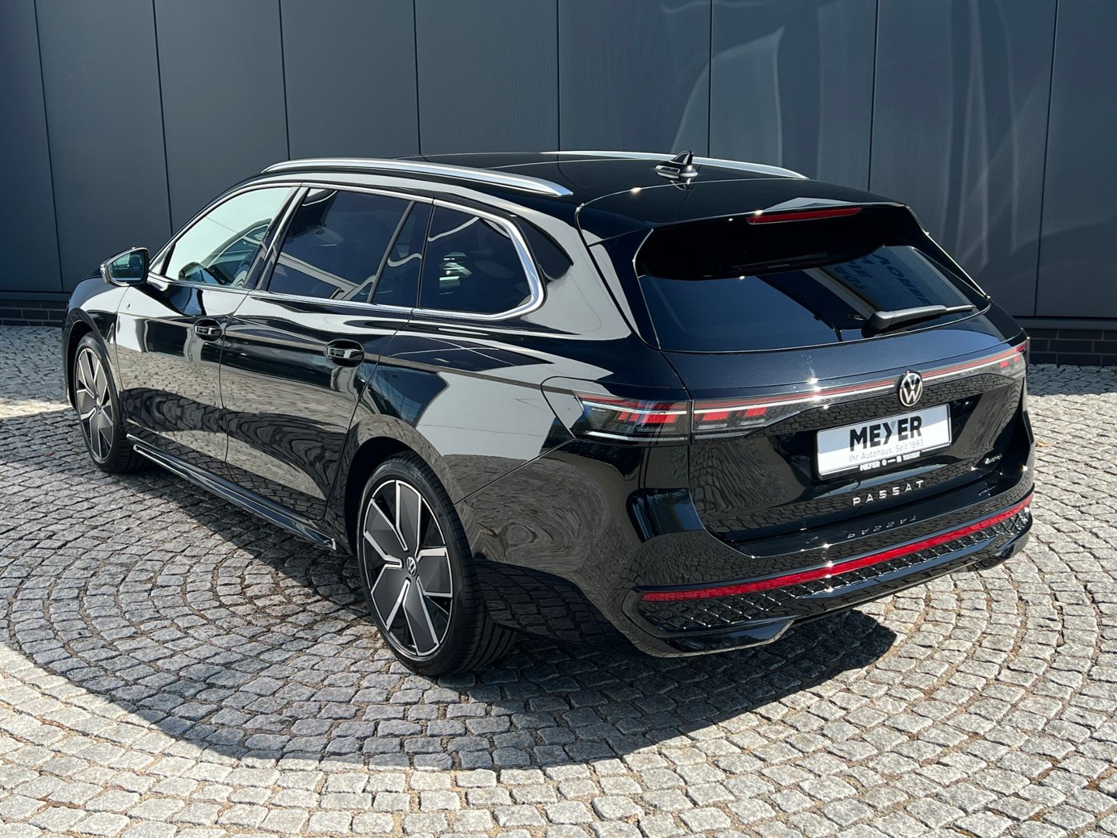 Fahrzeugabbildung Volkswagen Passat Variant R-Line 2.0 TDI DSG 4MOTION *AHK,