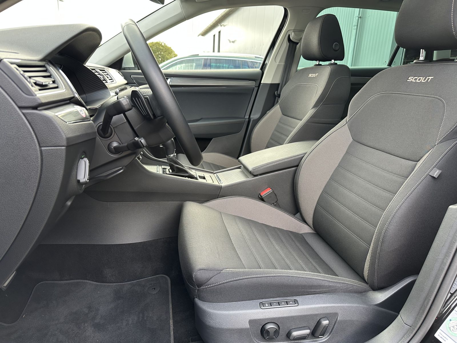 Fahrzeugabbildung SKODA Superb Scout 4x4 NAV+LED+AHK+PANO+DIGDISPLAY+1HD