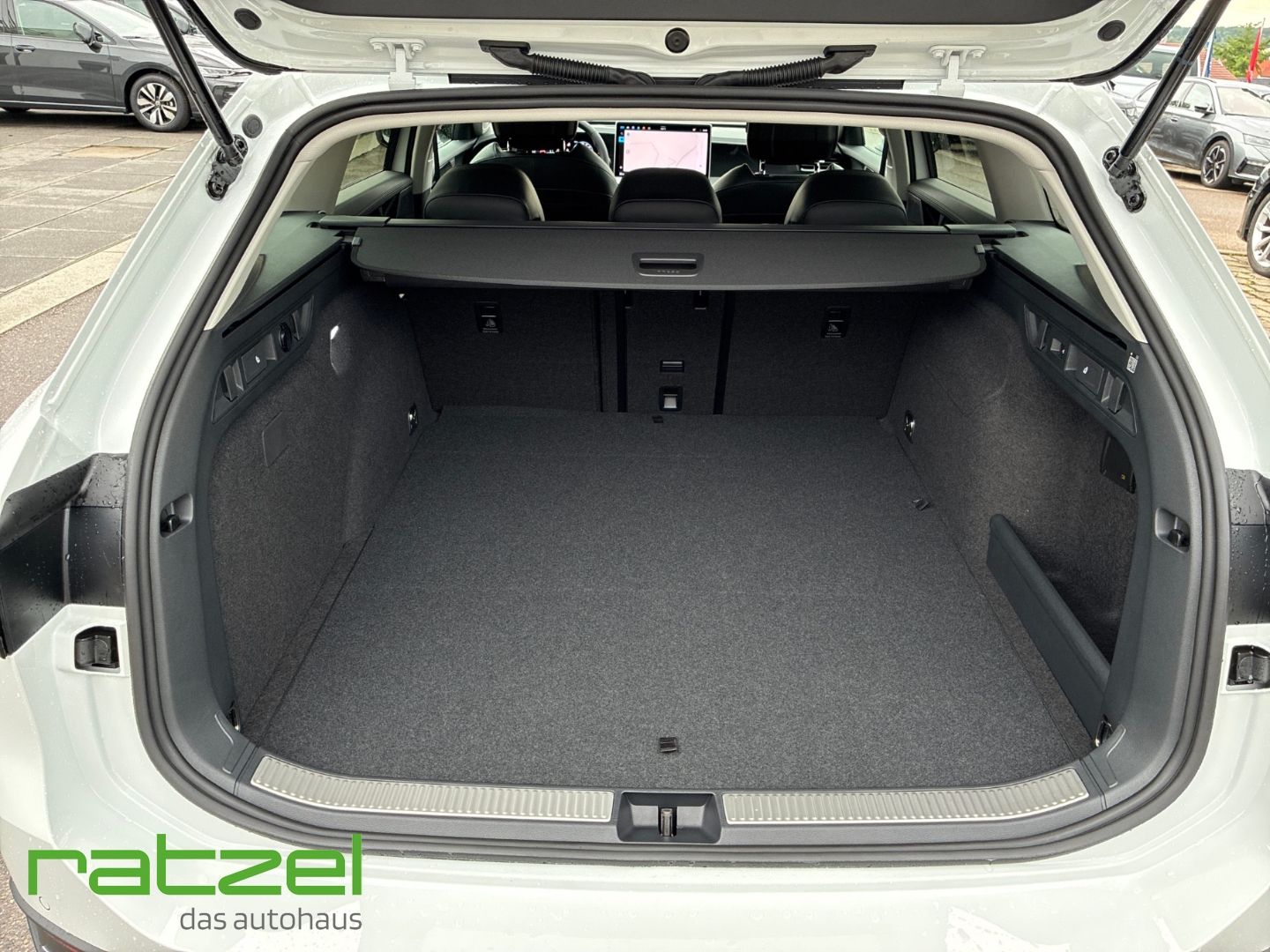 Fahrzeugabbildung Volkswagen Passat Variant Business eHybrid IQ.Drive+ACC+AHK