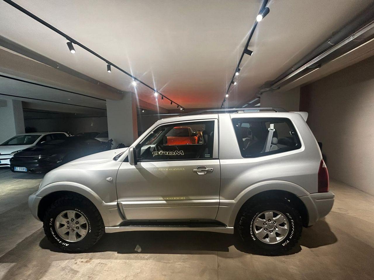 Mitsubishi Pajero 3.2 DI-D 3 portes | 160 ch | BVM | Attelage | Barres de toit | Capteur de pluie