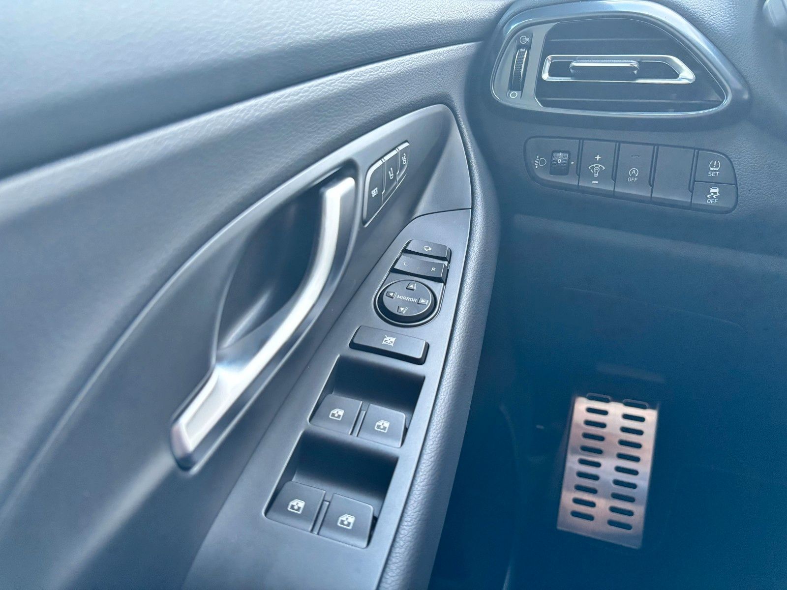 Fahrzeugabbildung Hyundai i30 1.5 T-GDI N Line Kamera,LED,Navi,Pano,SHZ,SD