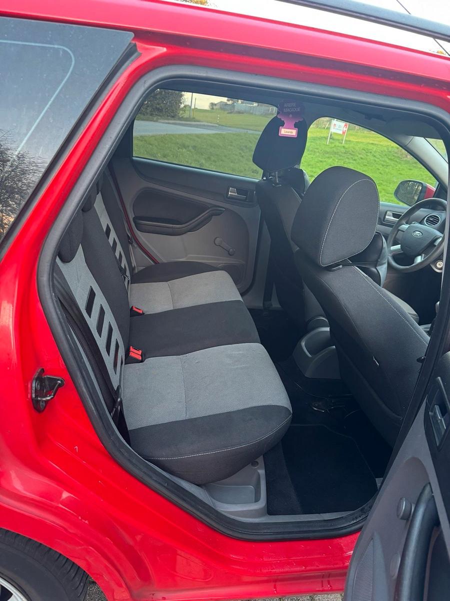 Ford Focus 2010 — photo 11