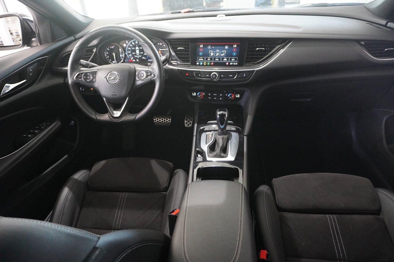 Fahrzeugabbildung Opel Insignia B ST 2.0D ULTIMATE NAVI/OPC/VIRT/SH/AHK
