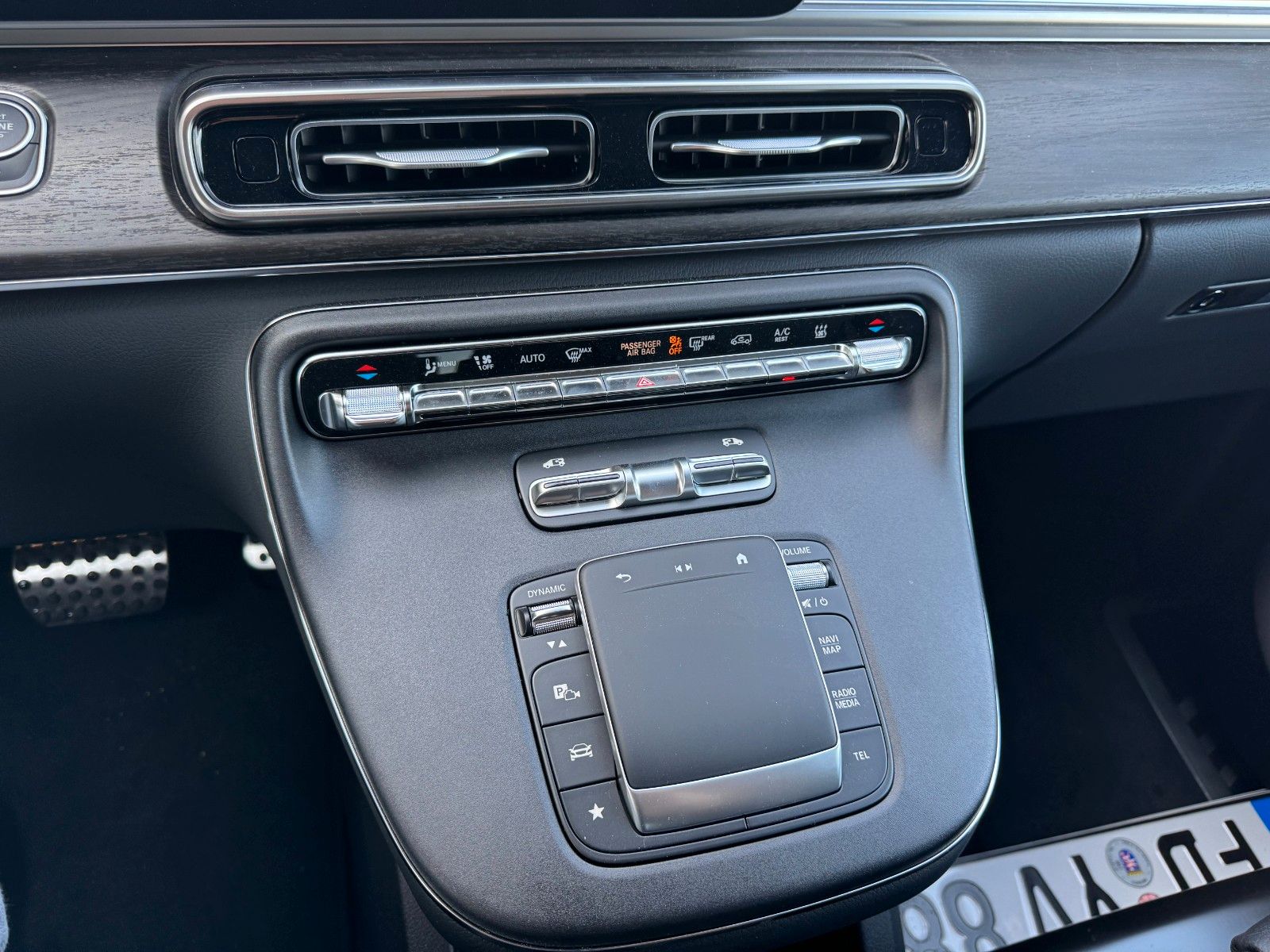 Fahrzeugabbildung Mercedes-Benz V 300 d AVA Stdheiz AHK2,5to DISTRONIC 360Kamera