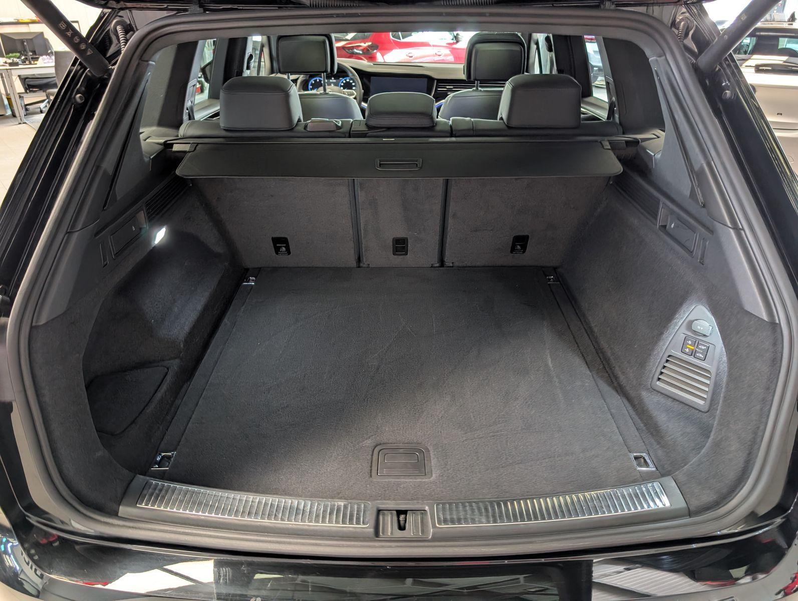 Fahrzeugabbildung Volkswagen Touareg 3.0TDI 4M R-Line VOLL Black 22" UPE 114T