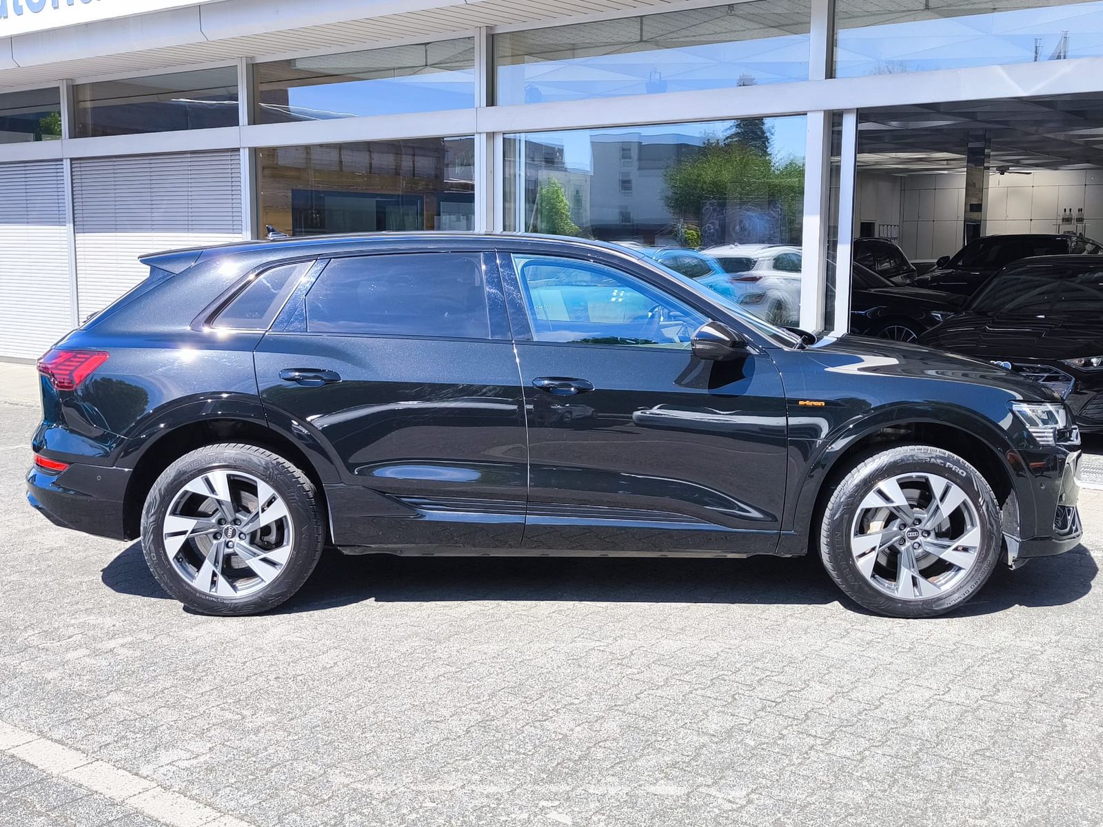 Fahrzeugabbildung Audi e-tron S LINE BLACK EDITION PANO+MEMO+SHZ+360+