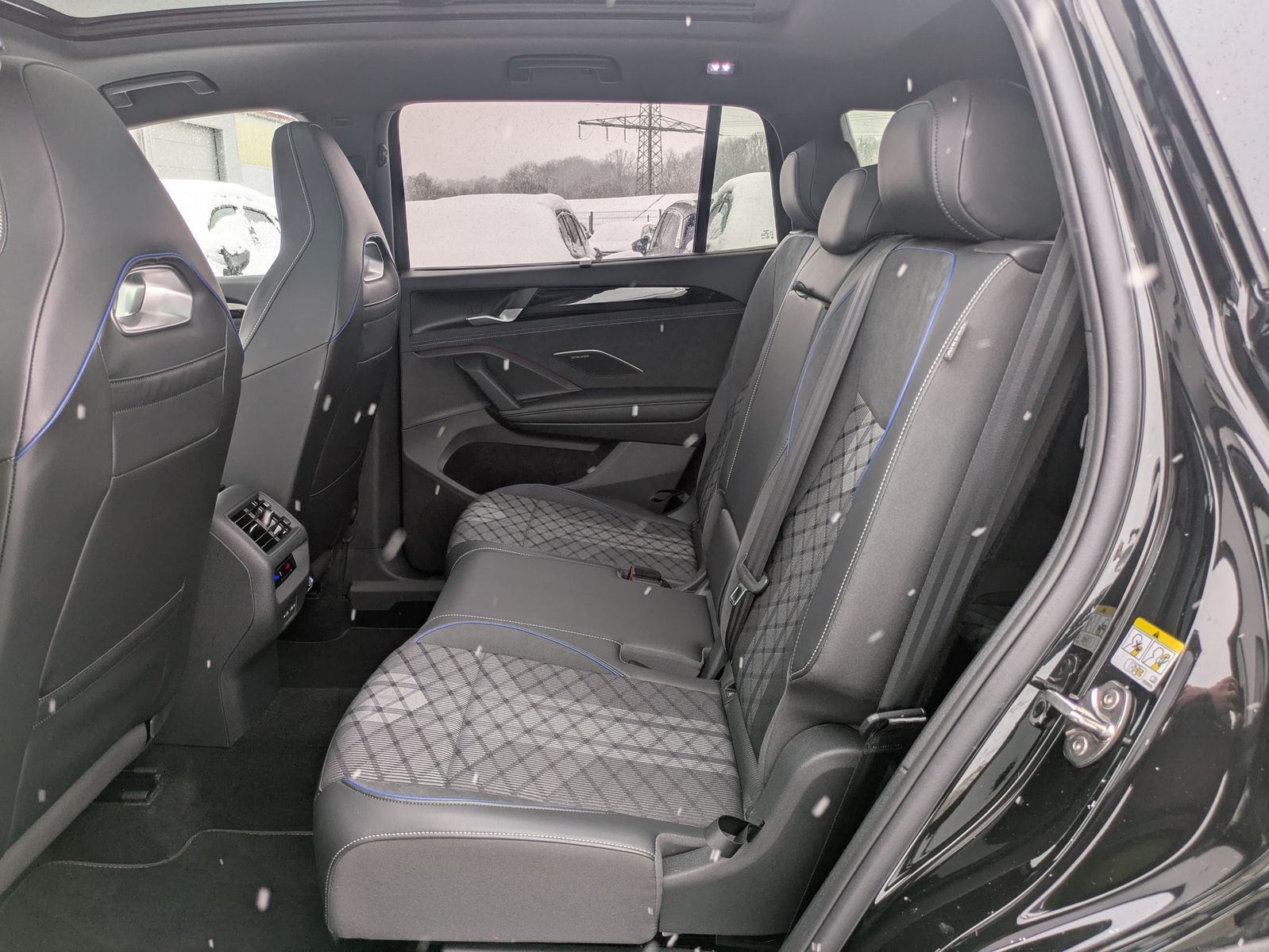 Fahrzeugabbildung Volkswagen Tayron 2.0 TDI 4M R-Line 7Si*MATRIX*AHK*PANO*HUD