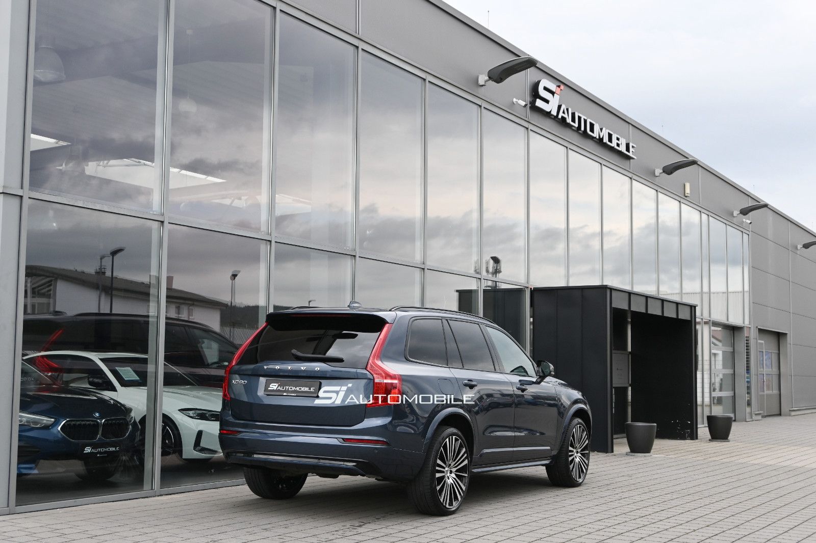 Fahrzeugabbildung Volvo XC90 B5 D AWD R-Design °AHK°STANDHEIZ°PANO°22"°