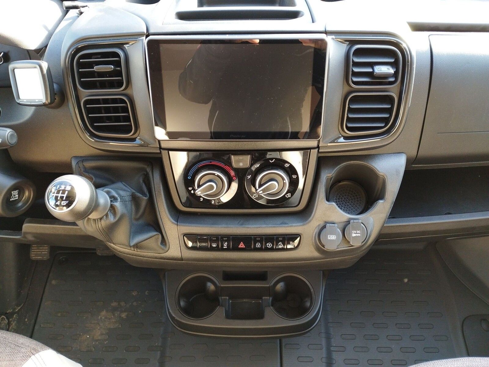 Fahrzeugabbildung Eura Mobil Van V 635 EB Captain-Chair-Sitze, Skyroof, RFK