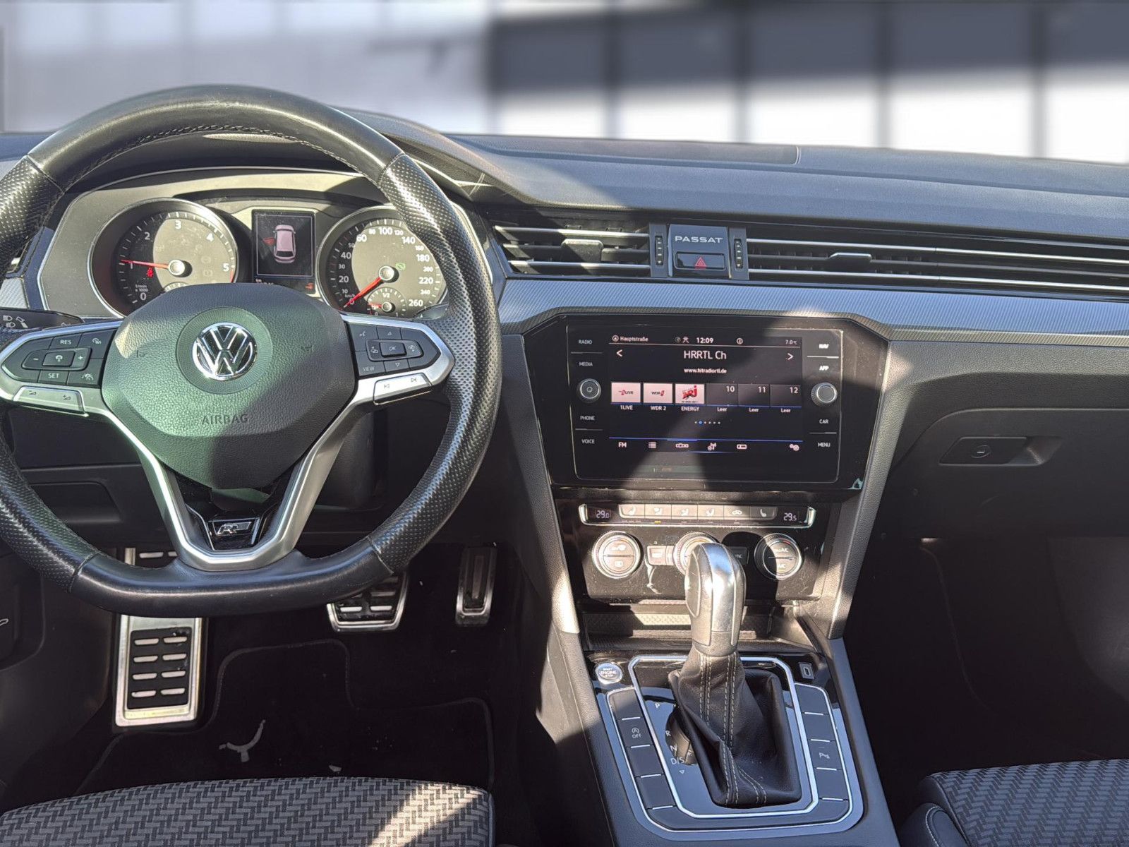 Fahrzeugabbildung Volkswagen Passat Variant Business/ AHK / Bremsen vo+hi neu