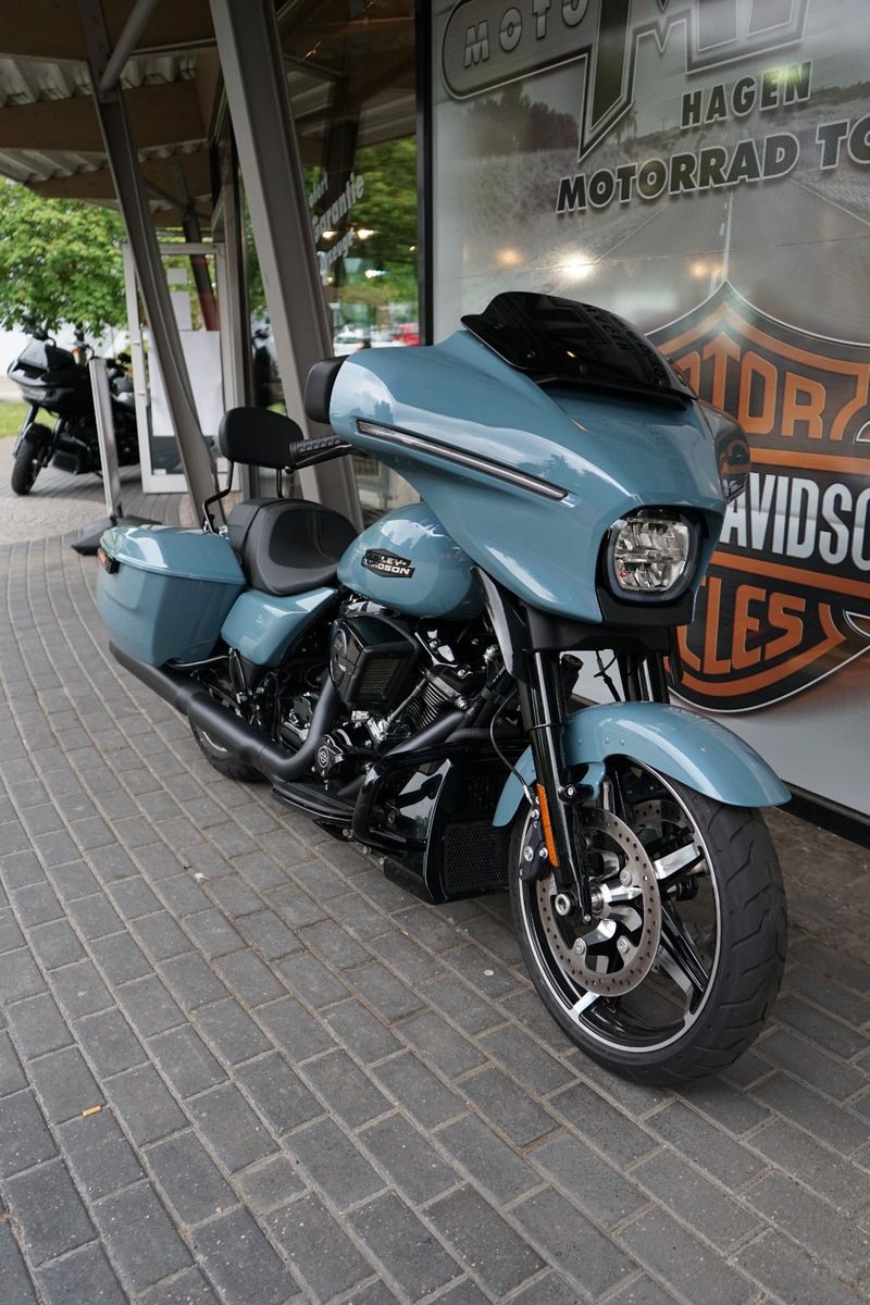 Fahrzeugabbildung Harley-Davidson Street Glide FLHX Black Finish mit Sissy Bar