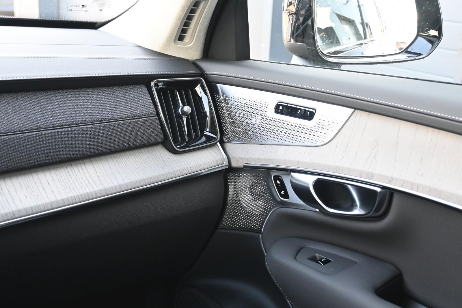Volvo XC90 T8 AWD Ultra Dark Recharge Plug-In Hybrid