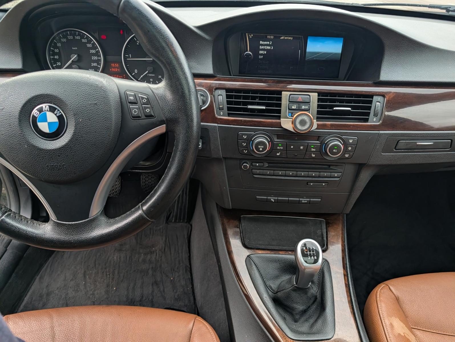 BMW 320 2011 — photo 11