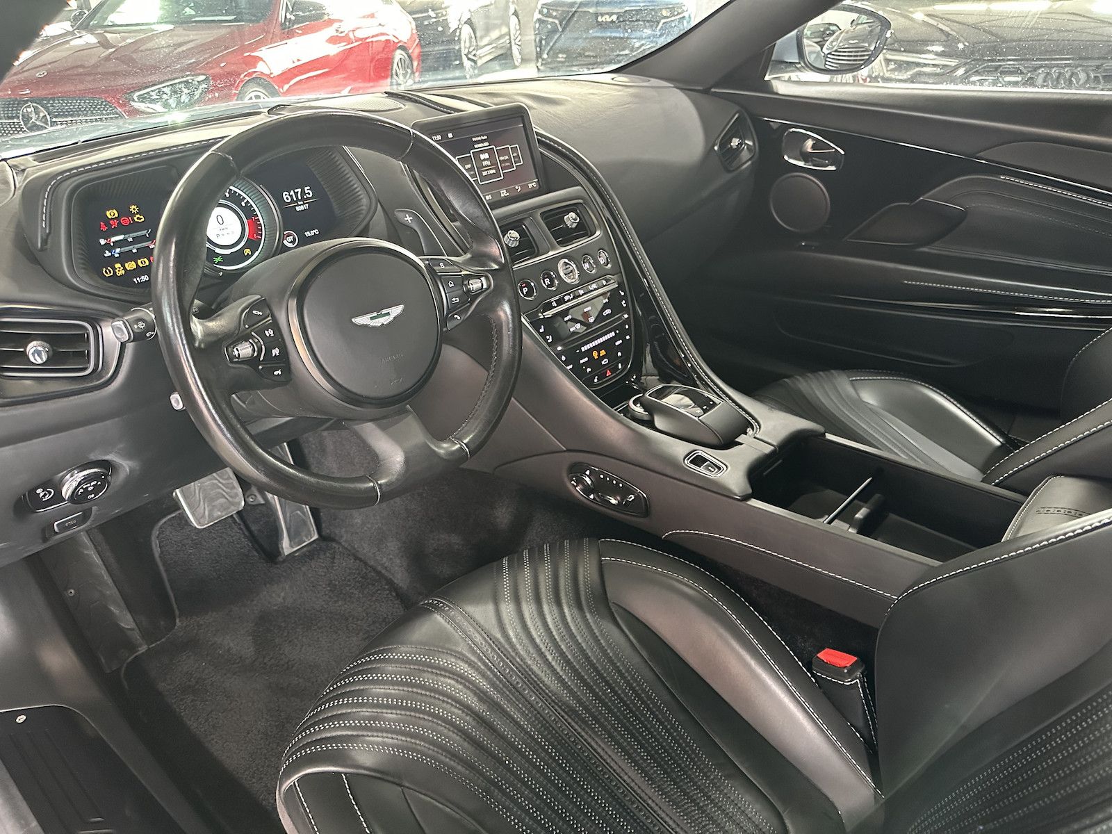 Fahrzeugabbildung Aston Martin DB11 V 12 AML Special Colour/Black-Tech-Pack/