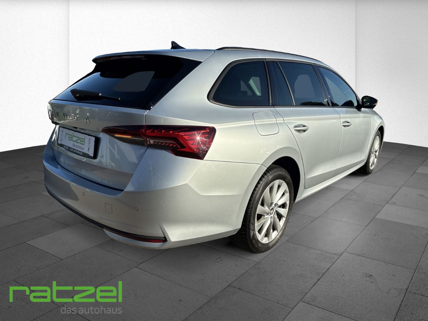 Fahrzeugabbildung SKODA Octavia Combi Selection 2.0 TDI HUD Navi T-Leder