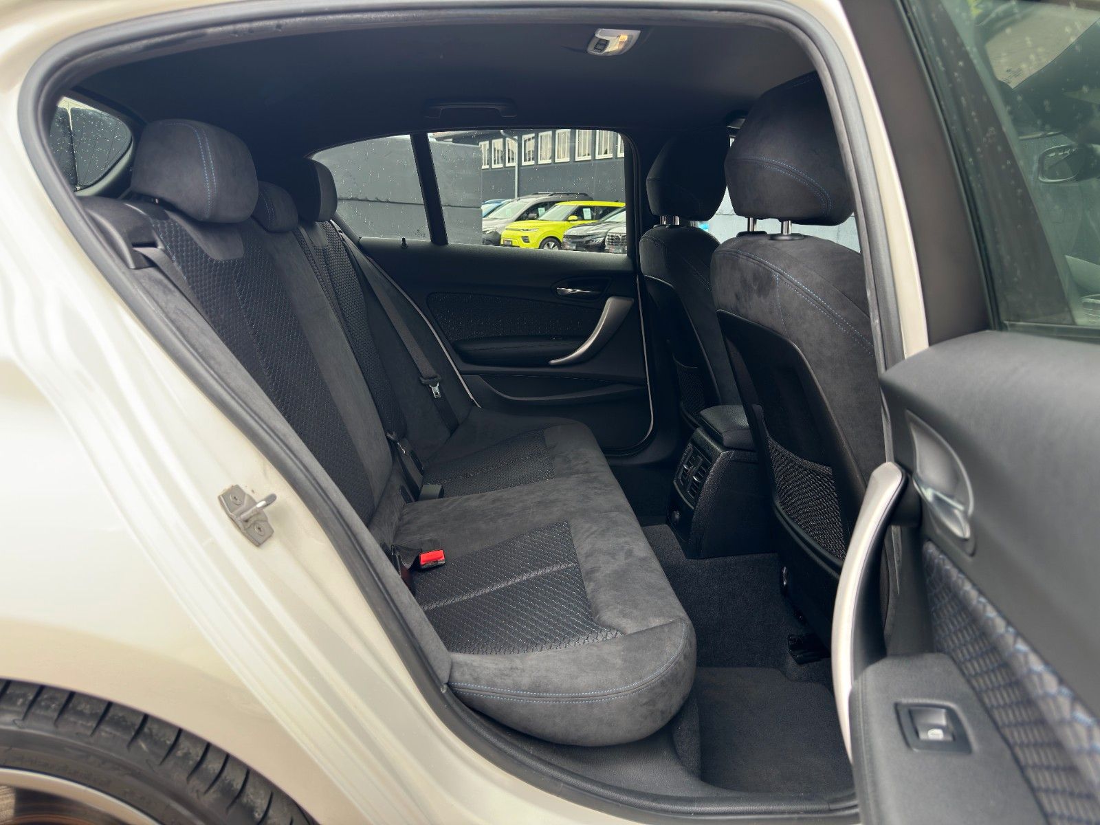 Fahrzeugabbildung BMW M140i Aero REMUS HIFI PDC KZG Keyless Alcantara