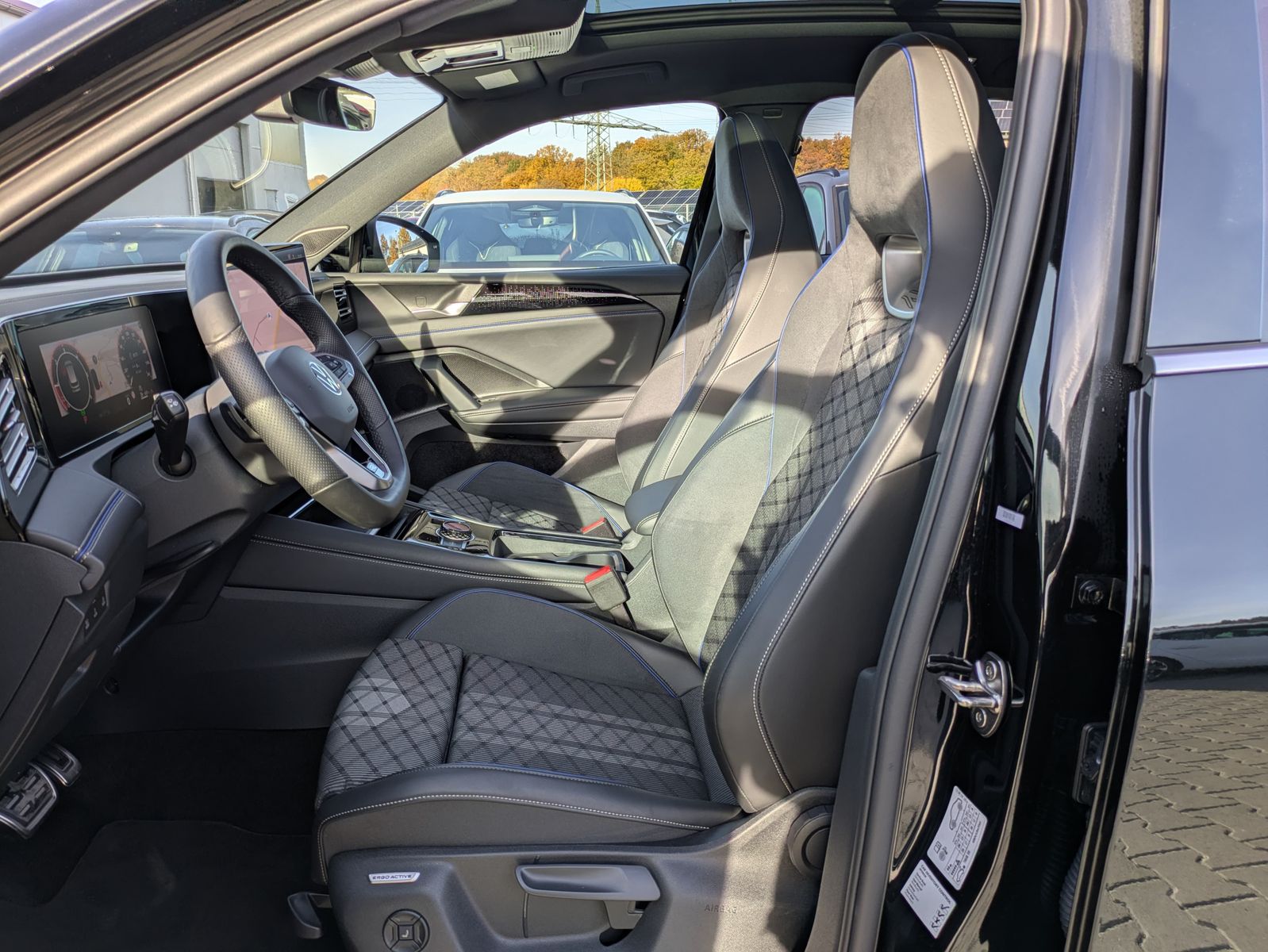 Fahrzeugabbildung Volkswagen Tiguan 2.0 TDI 4M R-Line PANO*H&K*AHK*MATRIX*20"