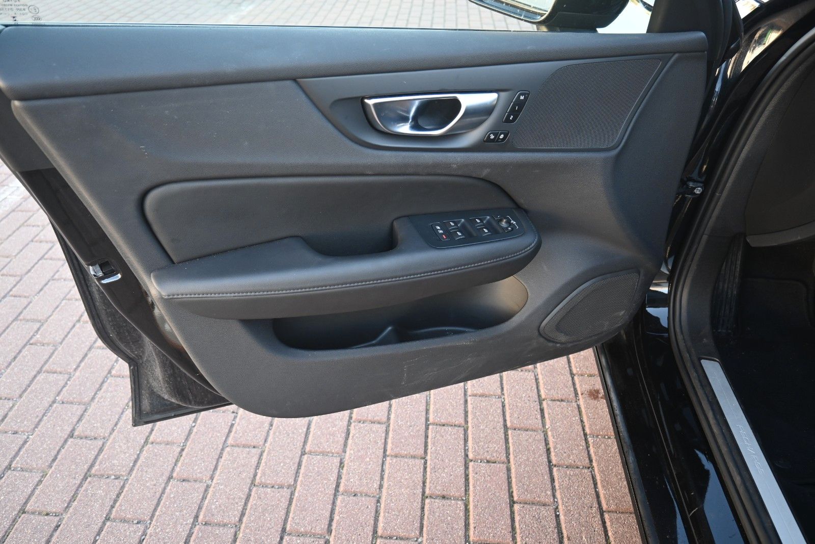 Fahrzeugabbildung Volvo V60 T6 Plus Dark AWD*AHK*LHZG*Leder*