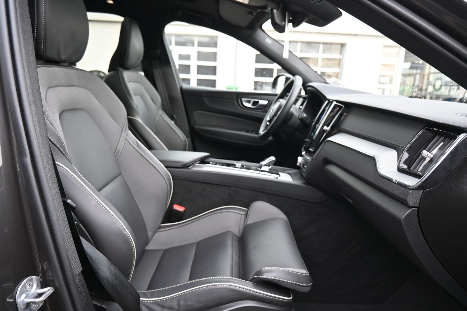 Fahrzeugabbildung Volvo XC60 B4 AWD Ultimate Dark*LED*PANO*STHZ*