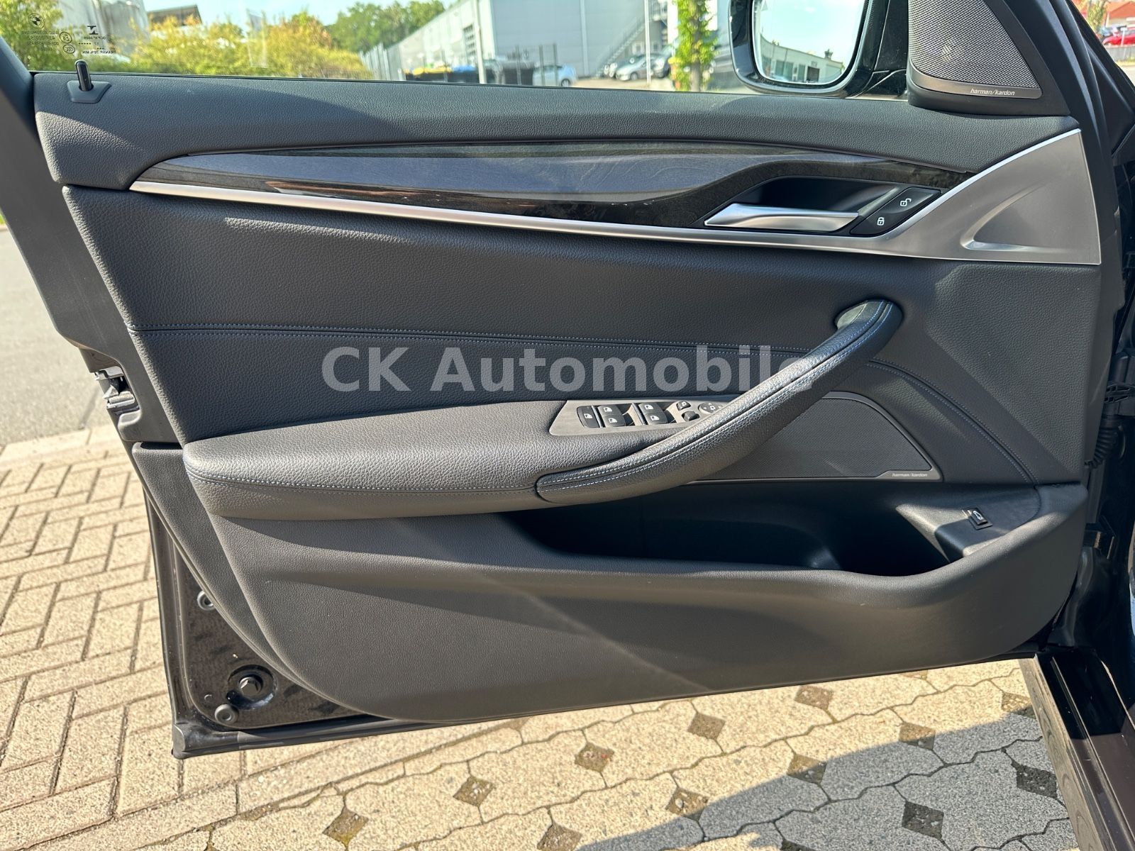 Fahrzeugabbildung BMW 520d xDrive Lim. M-Sport/Navi/Head-Up/LED