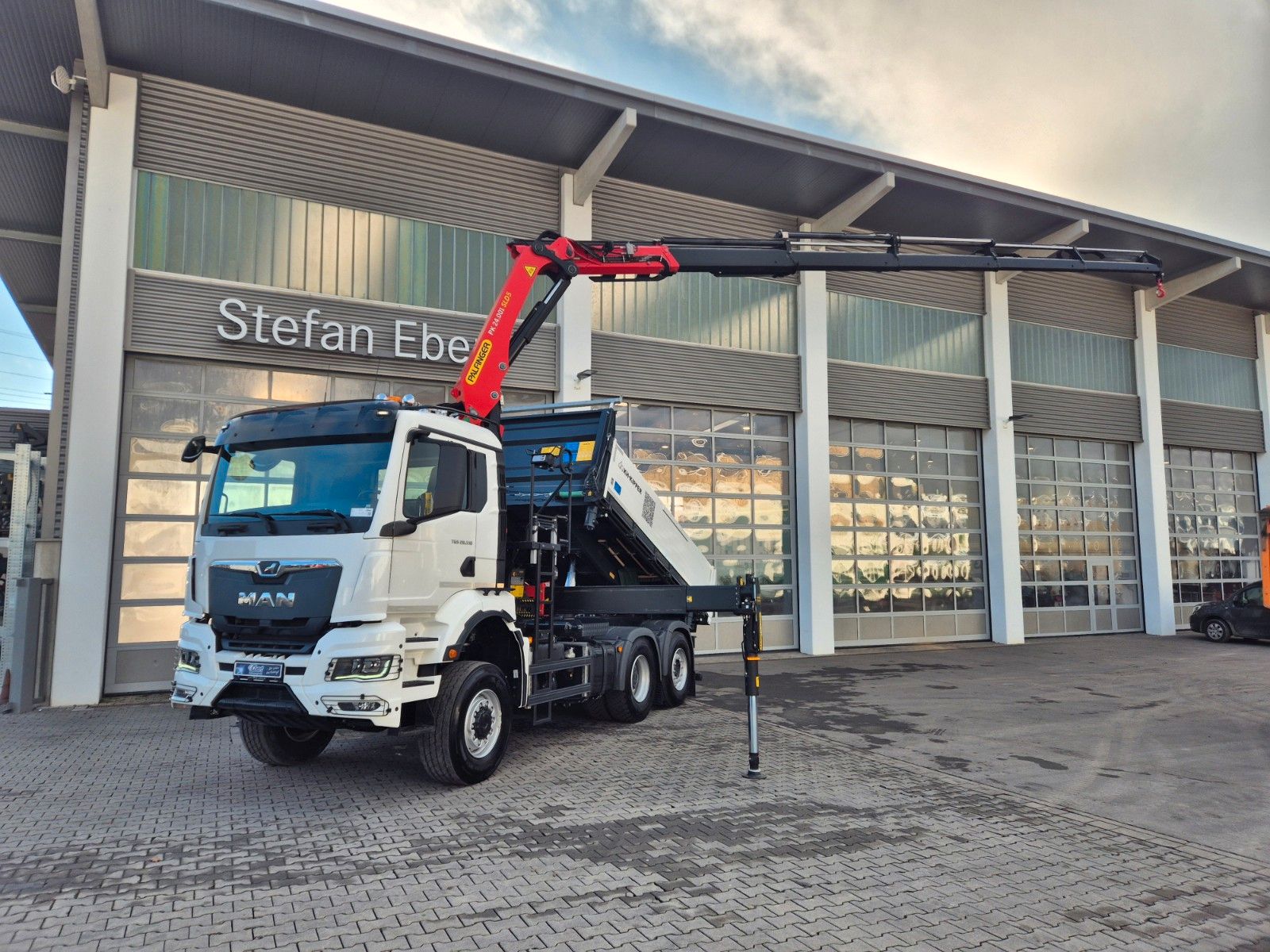 Fahrzeugabbildung MAN TGS 28.510 6x4-4 BL Palfinger PK24.001 Funk AHK