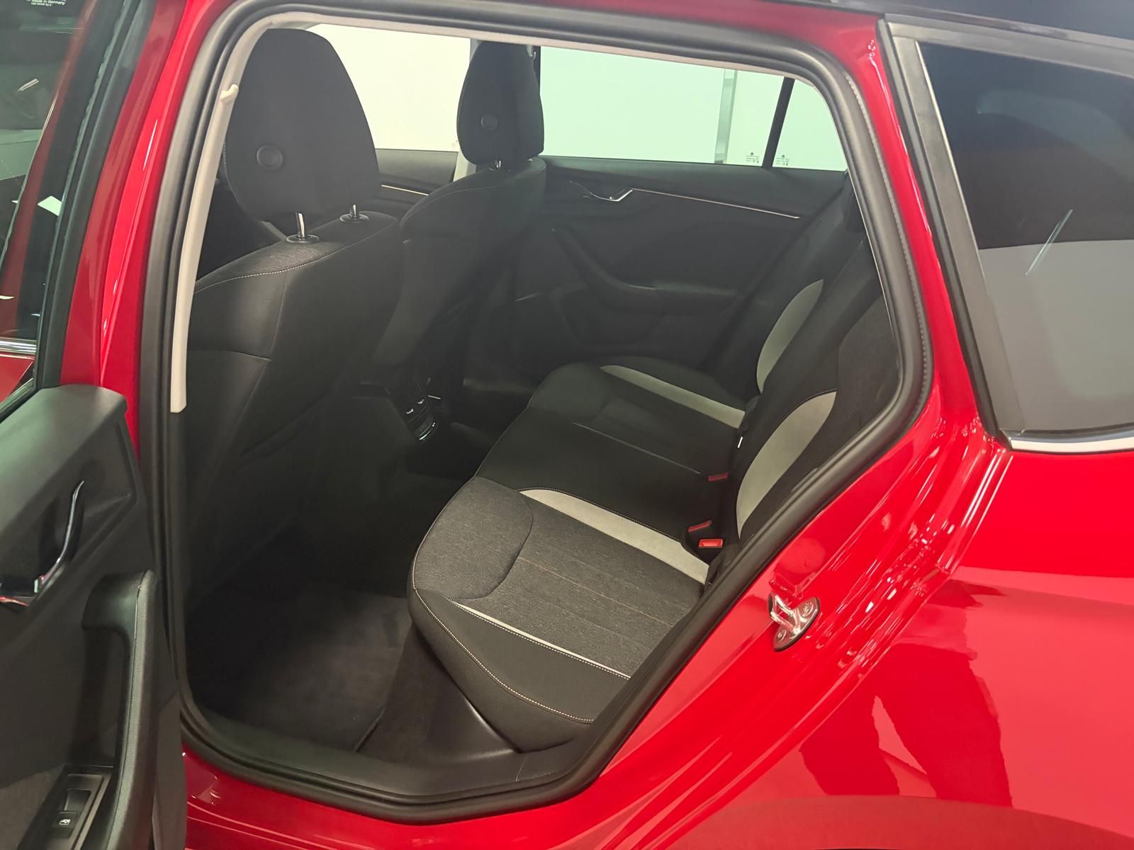 Fahrzeugabbildung SKODA Kamiq 1.0 TSI DSG First Edition+ACC+KAMER+MATRIX