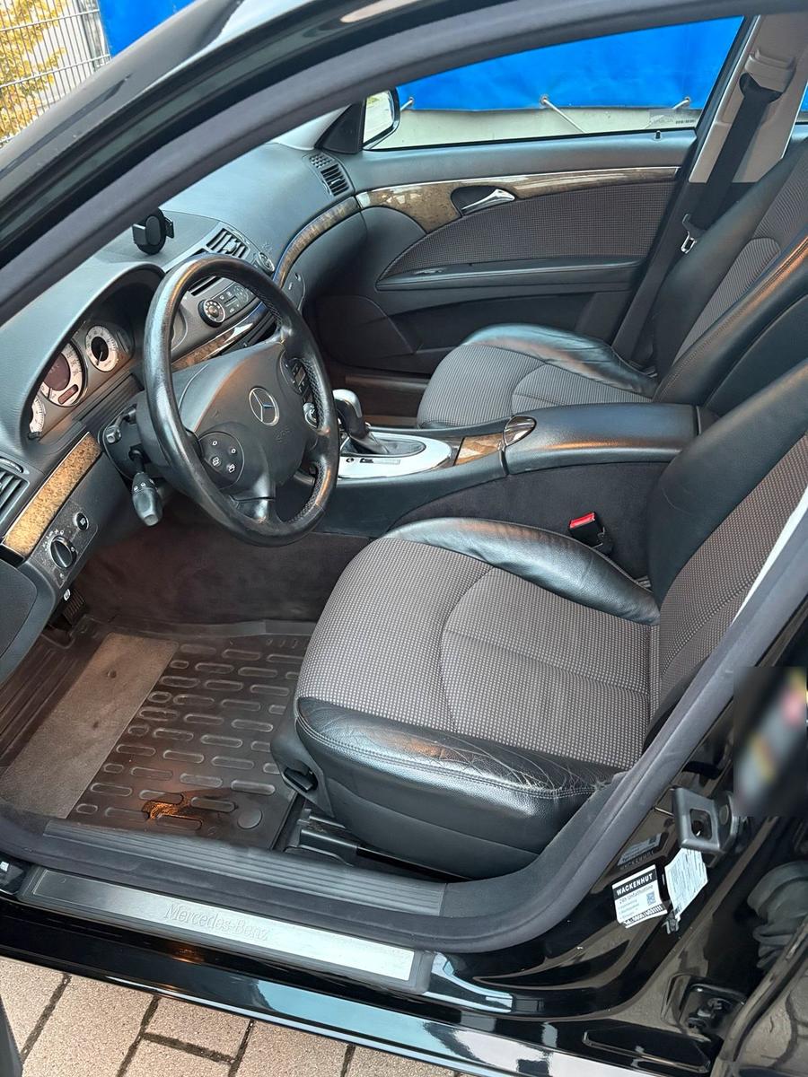 Mercedes-Benz E200 2004 — photo 12