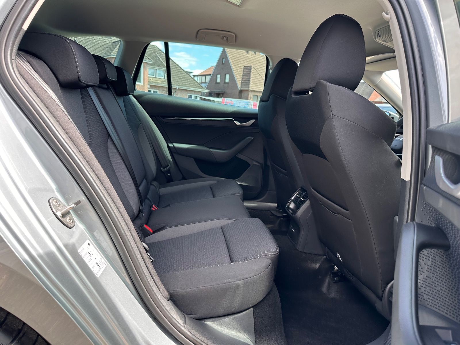 Fahrzeugabbildung SKODA Octavia Combi 1.5 TSI Selection DSG LED/ACC/APP