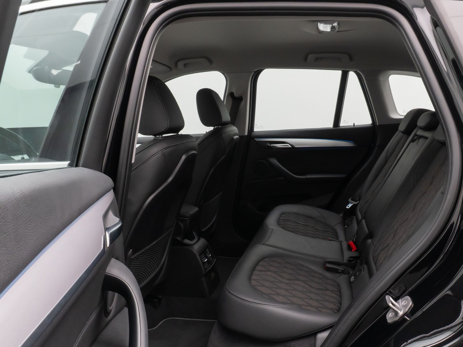 Fahrzeugabbildung BMW X1 xD25e xLine HUD DAB Parkassist Komfort Alarm