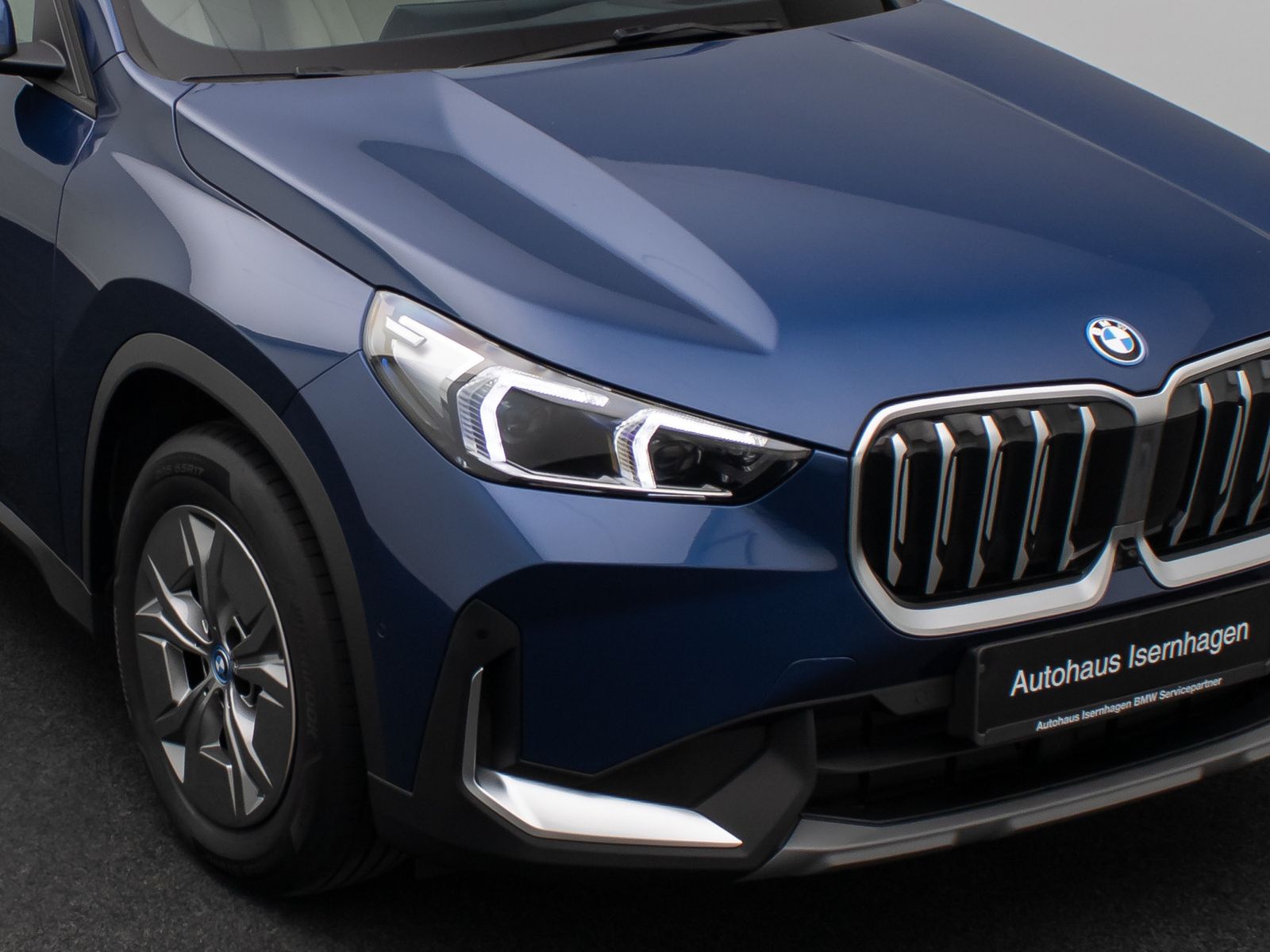 Fahrzeugabbildung BMW iX1 xD30 360&deg; HUD DAB Komfort AHK M Sport Leder