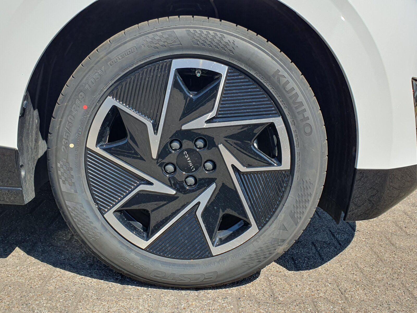 Lynk & Co 02