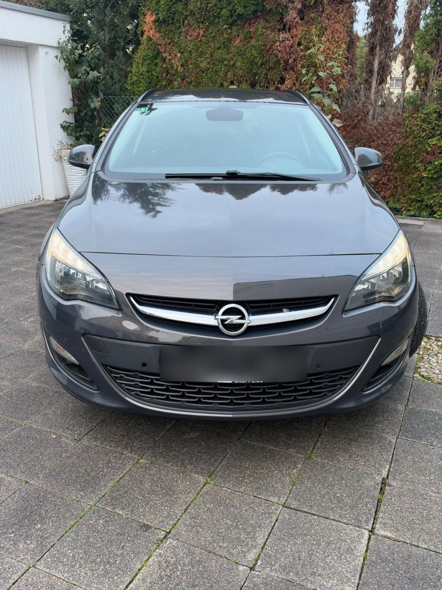 Opel Astra 2015 — вигляд ззаду