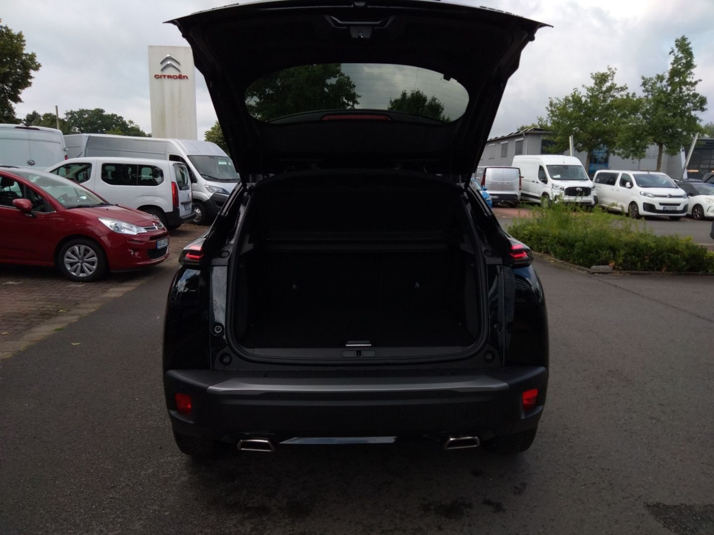 Fahrzeugabbildung Peugeot 2008 GT Hybrid 145 e-DSC6 El. Panodach Navi ACC