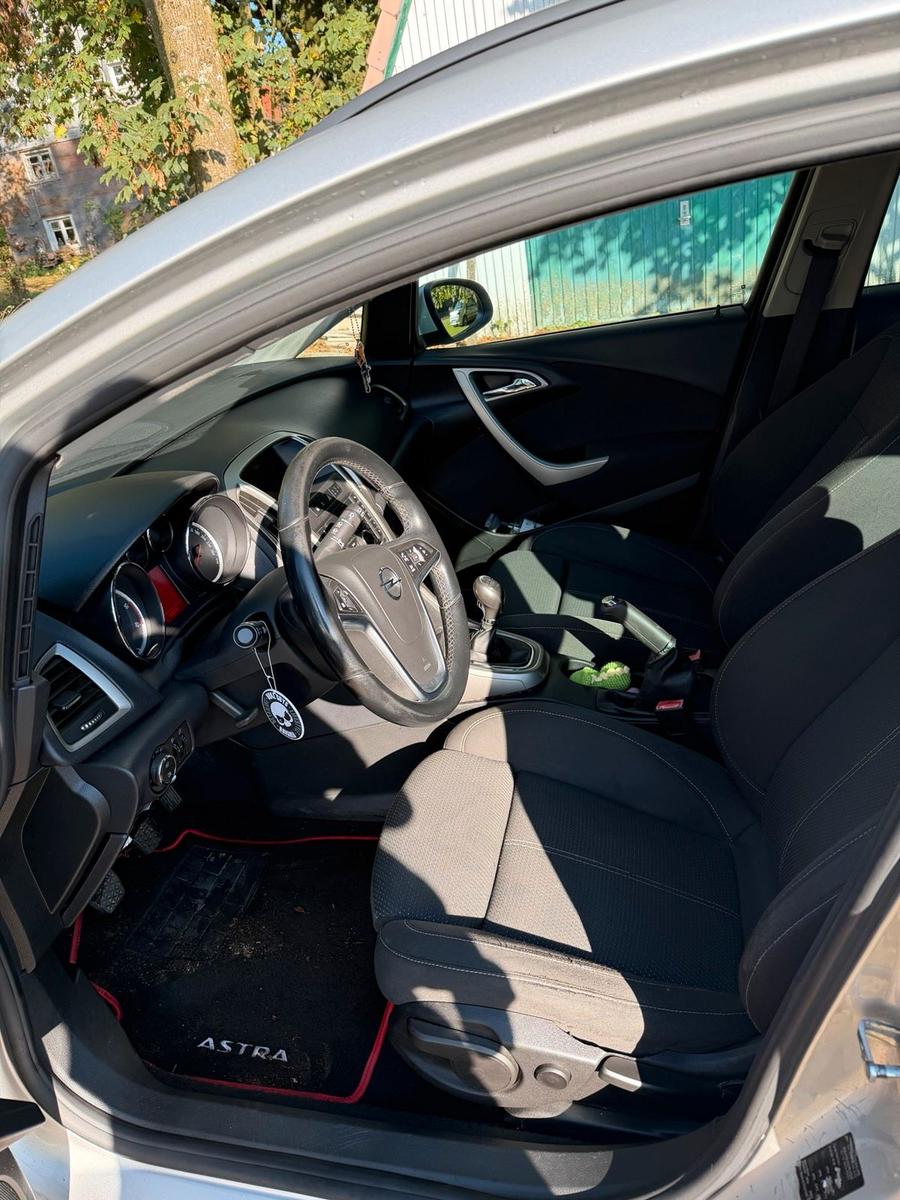Opel Astra 2011 — photo 6
