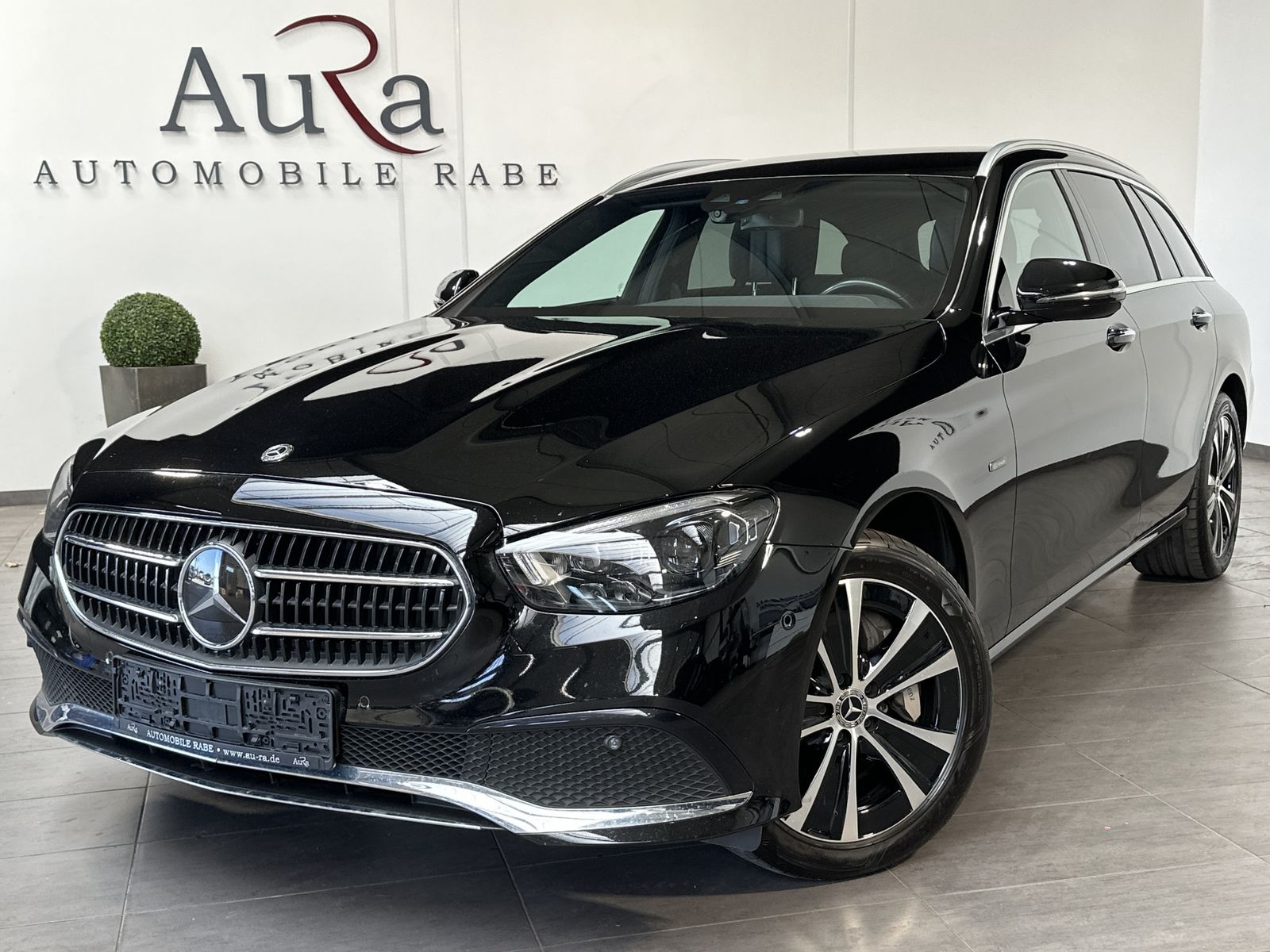 Fahrzeugabbildung Mercedes-Benz E 300de T 4M Avantgarde NAV+LED+AHK+WIDE+CARPLAY