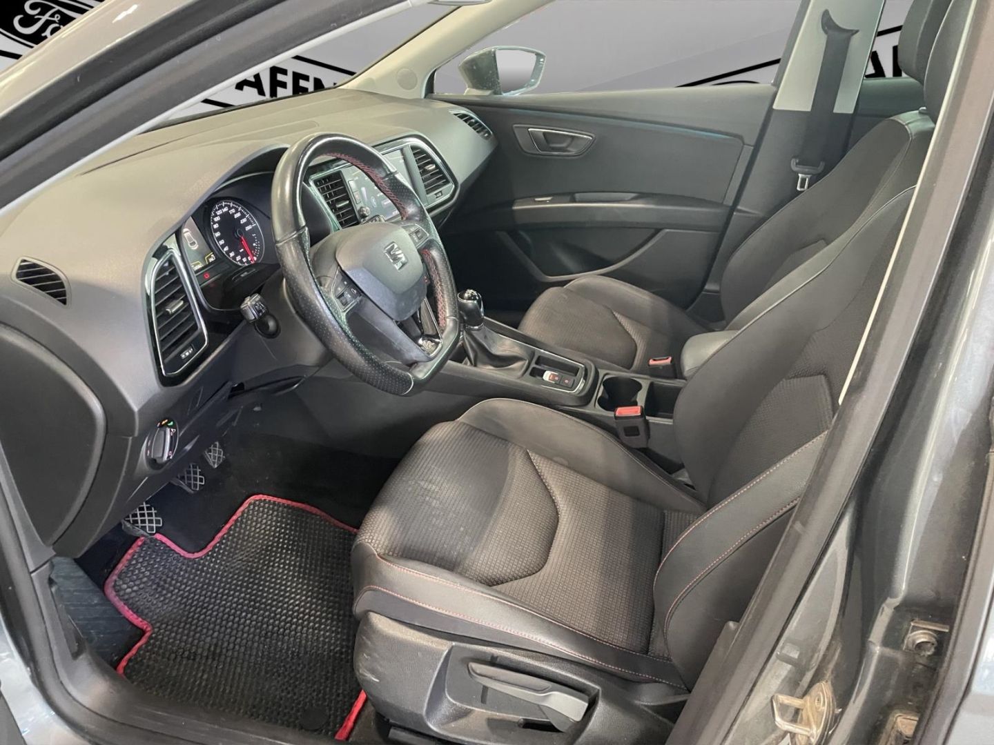 Fahrzeugabbildung SEAT Leon FR PANORAMADACH PDC Navi Tempomat