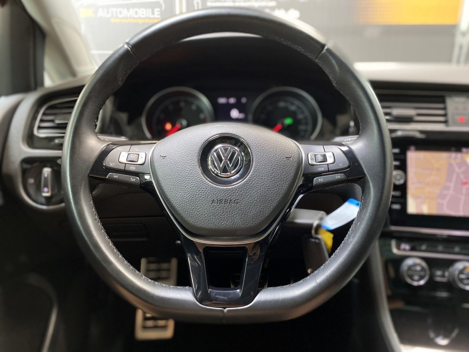 Fahrzeugabbildung Volkswagen Golf R-Line IQ DSG #Kamera#Pano#ACC#Navi