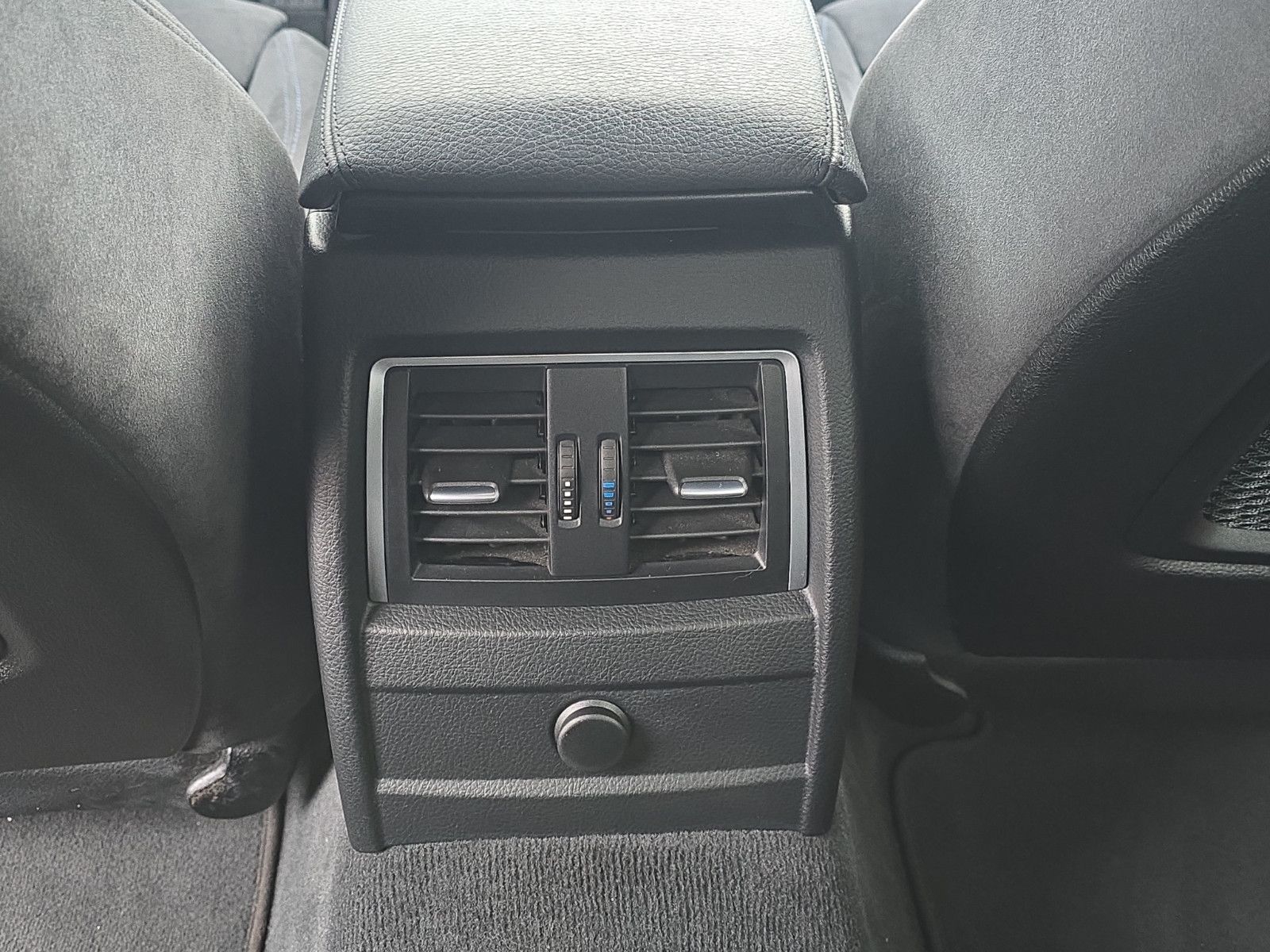 Fahrzeugabbildung BMW 330 e iPerformance M-Sportpaket +LED+ALCANTARA