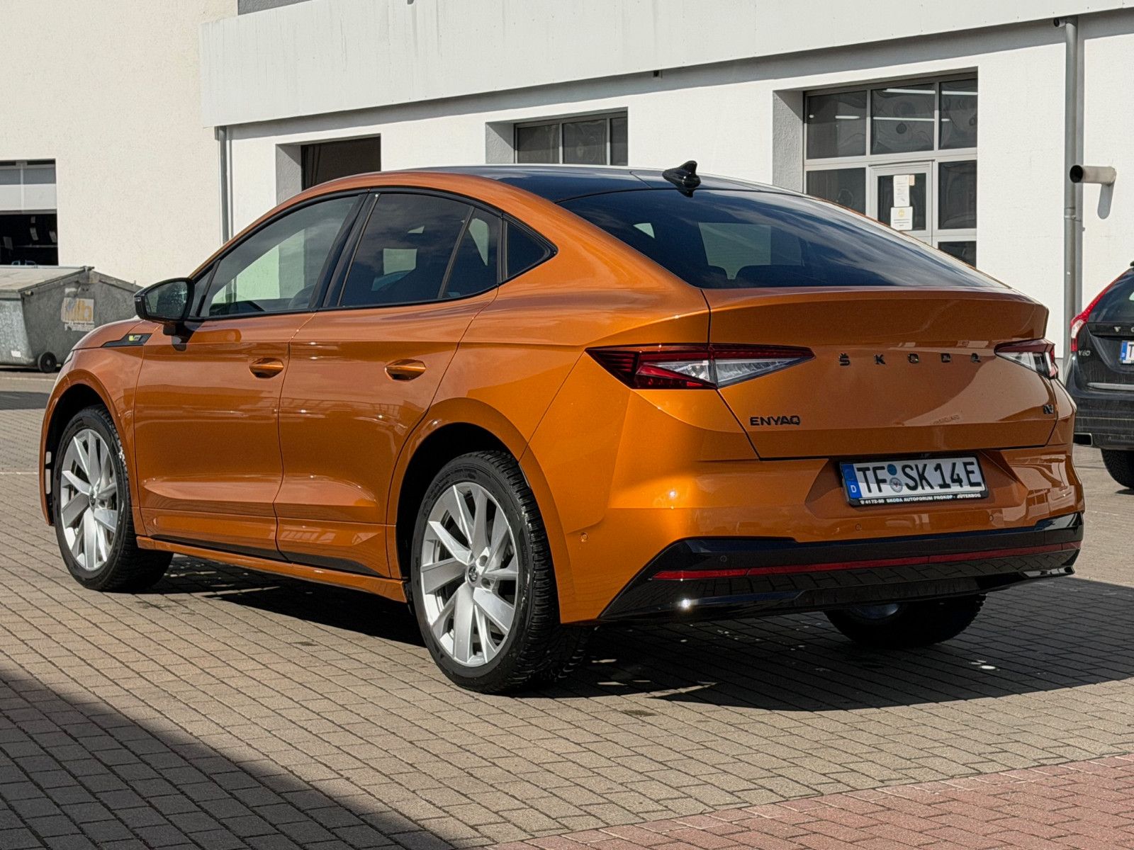Fahrzeugabbildung SKODA Enyaq RS*ACC*SZHZNG*NAVI*360°*CARPLAY*AMBIENTE*
