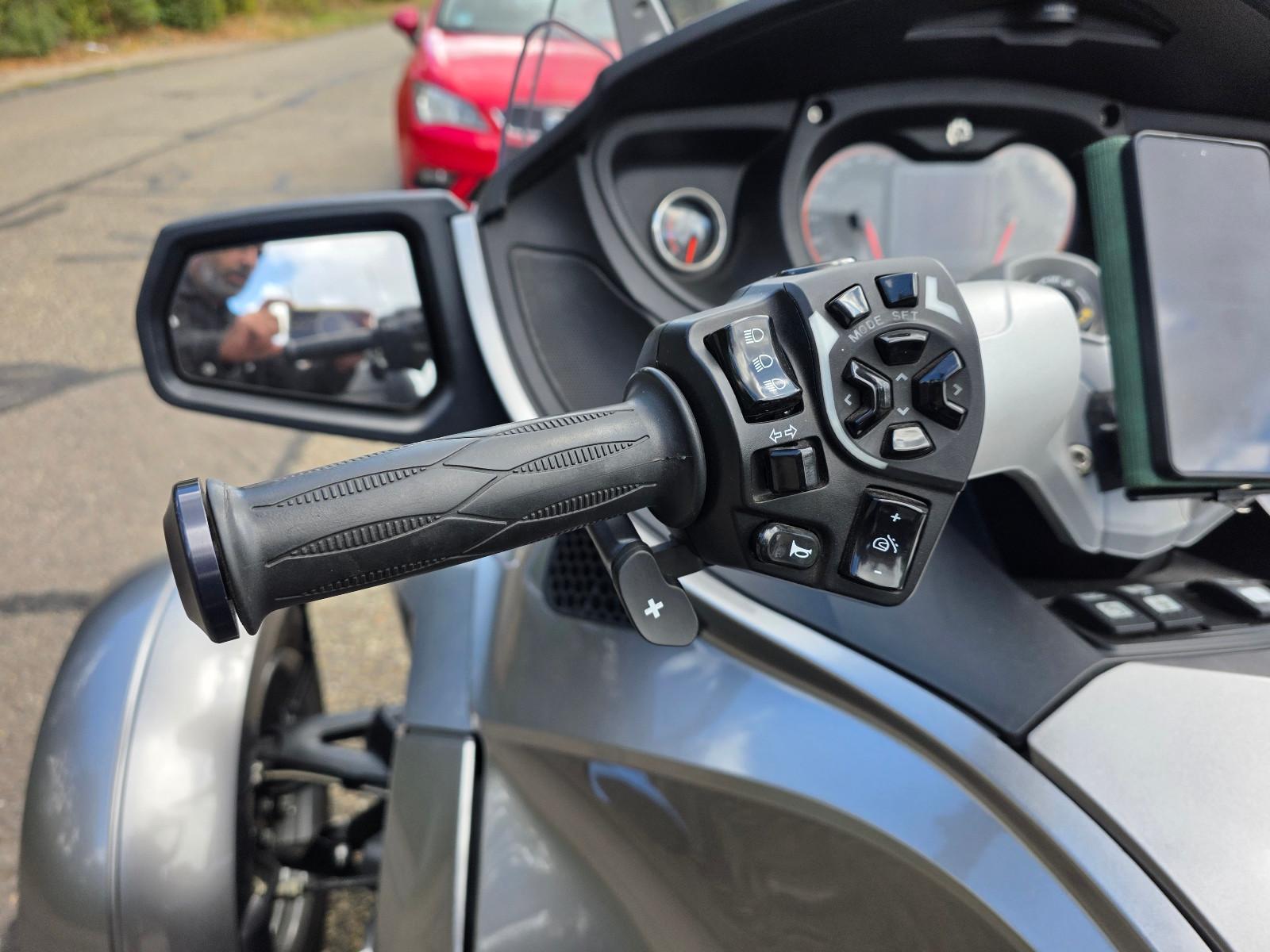 Can-Am Spyder 2012 — photo 13
