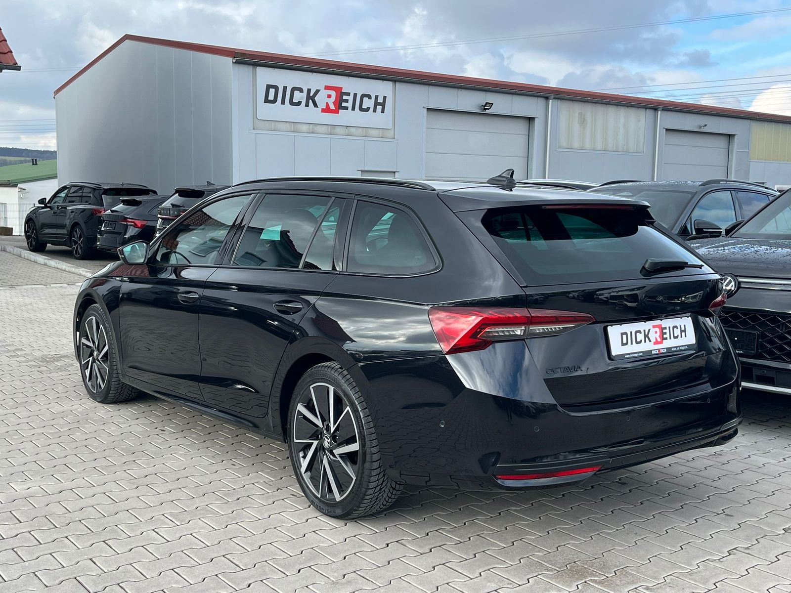 Fahrzeugabbildung SKODA Octavia 2.0 DSG Sportline MATRIX*AHK*CANTON*5J.G