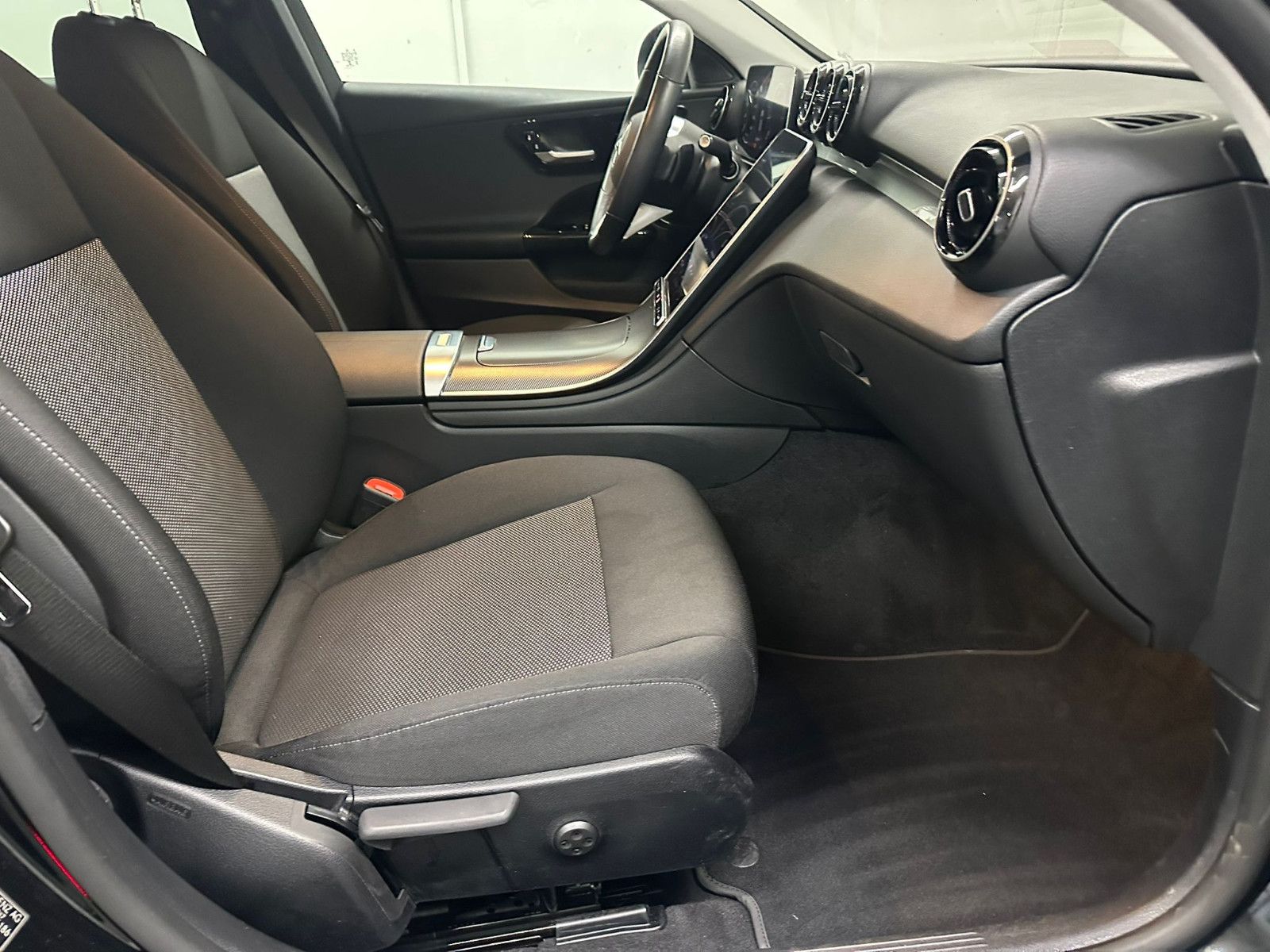 Fahrzeugabbildung Mercedes-Benz C 220 d T Autom. *HUD*AHK*MIDLINE*KAMERA*KEYLESS