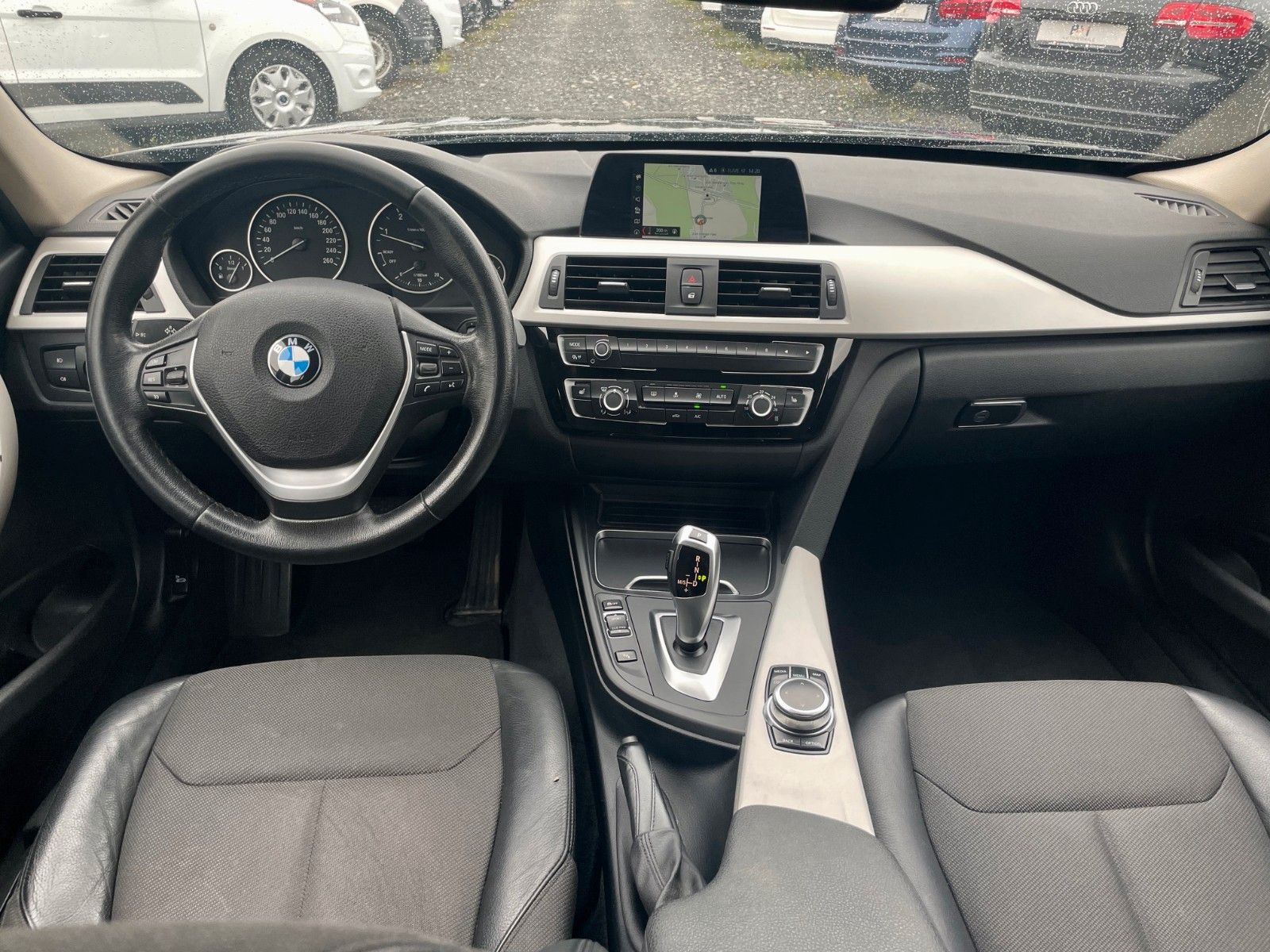 Fahrzeugabbildung BMW 318d Tour Aut. Navi LED AHK Leder Tempom SPORTL