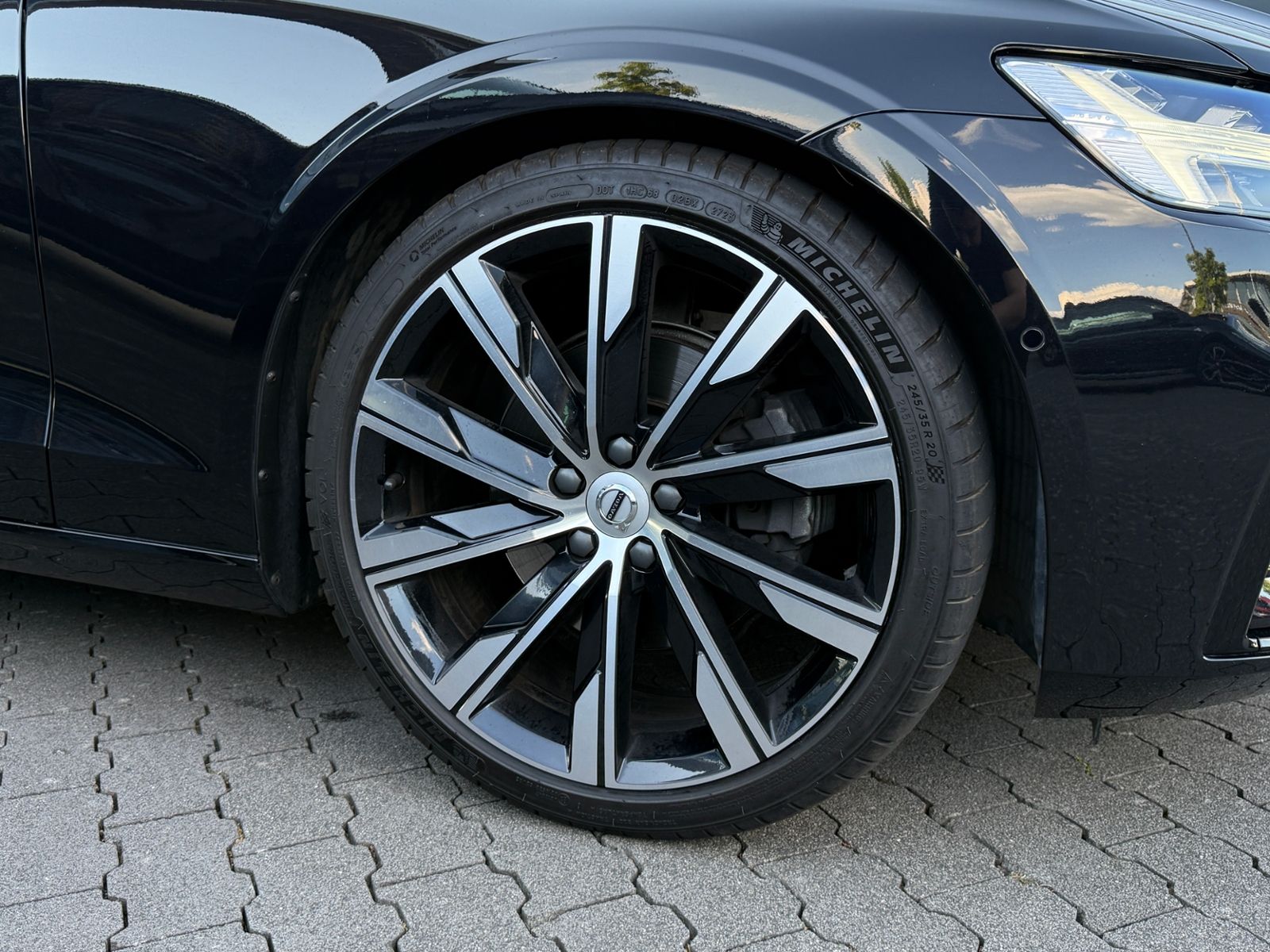 Fahrzeugabbildung Volvo S60 Lim. Plus Dark PANO H/K LED 20"
