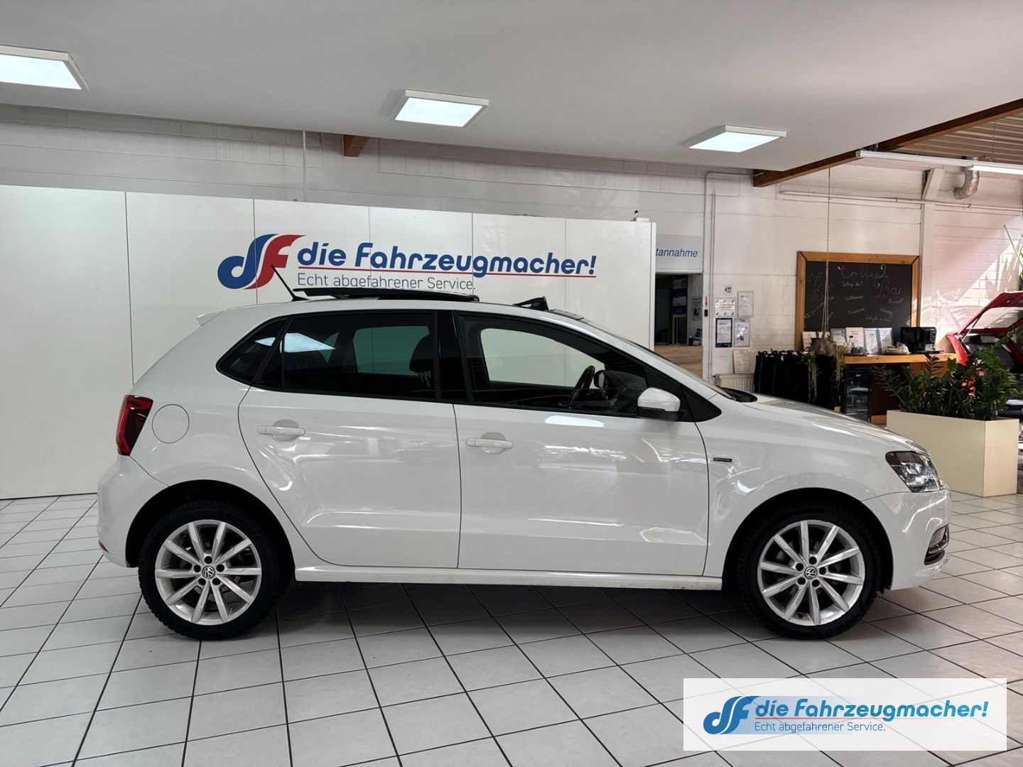 Fahrzeugabbildung Volkswagen Polo V Original 1.2TSI DSG Pano Kamera Navi LED