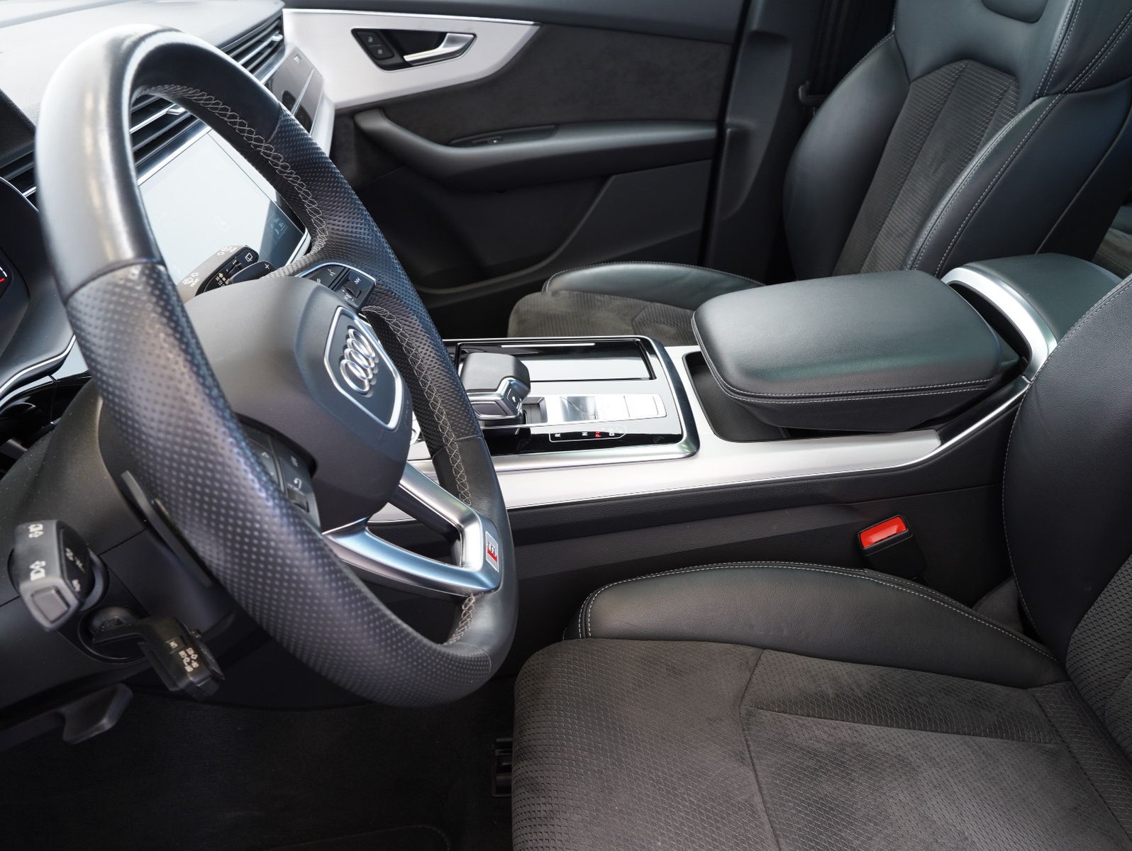 Fahrzeugabbildung Audi Q7 55 TFSI e quattro S line Sport / Plus BLACK