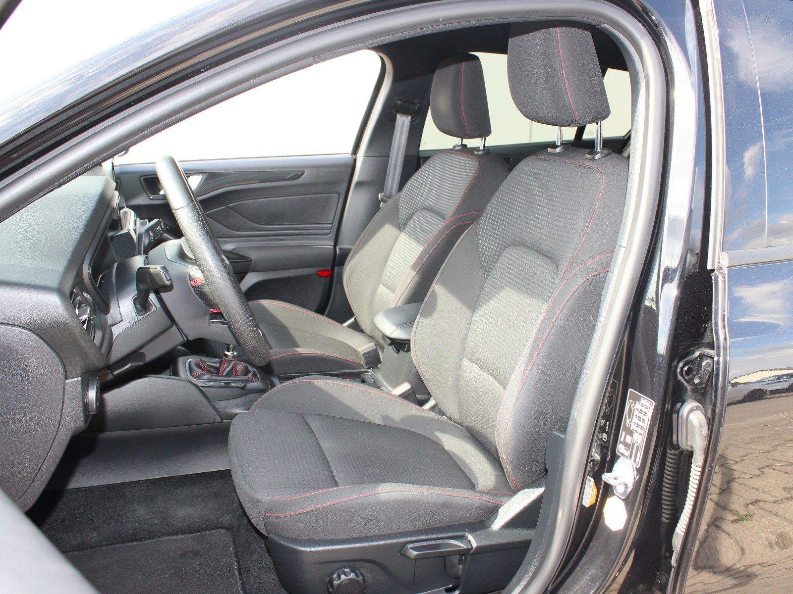 Fahrzeugabbildung Ford Focus ST-Line 1,0 EcoBoost Mild Hybrid