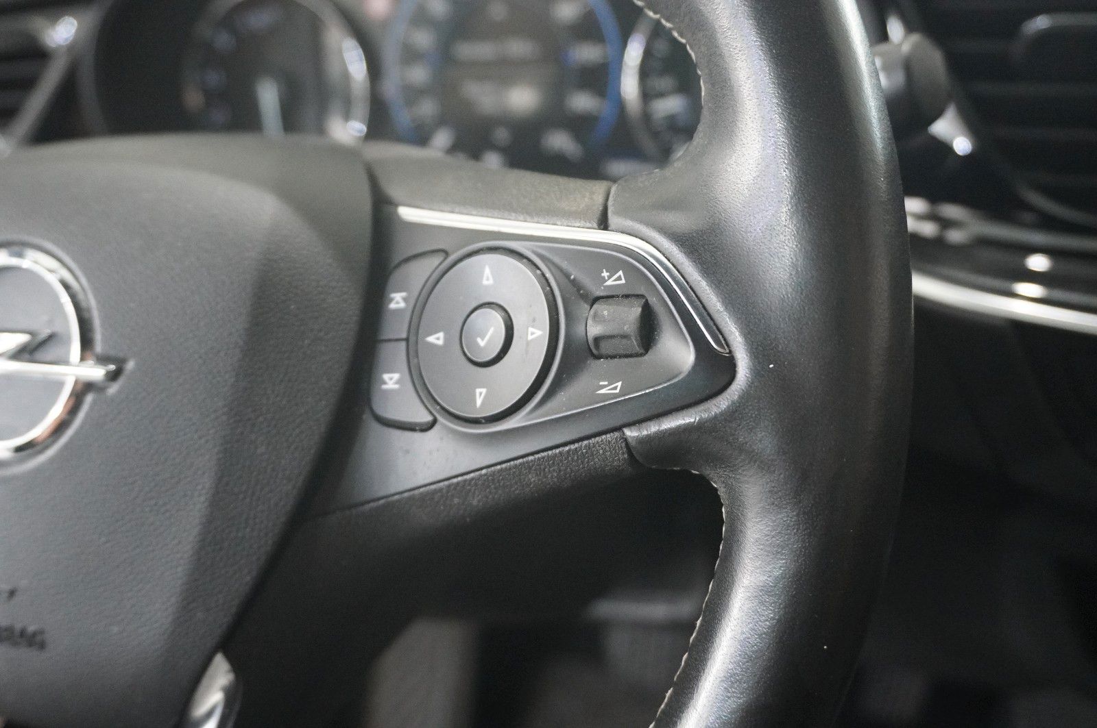 Fahrzeugabbildung Opel Insignia B ST 2.0D ELEGANCE NAVI/LED/KAMERA/HUD