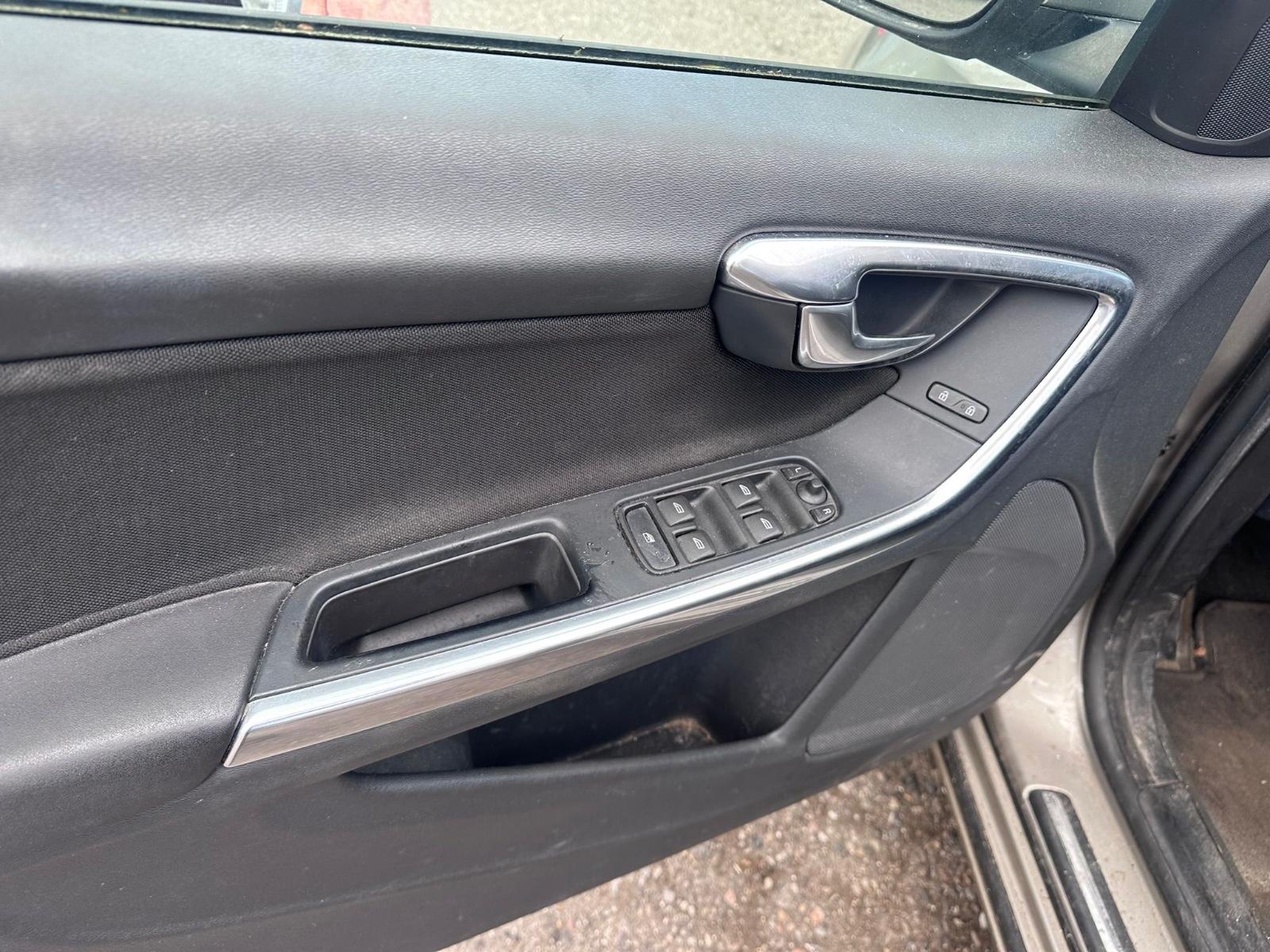 Volvo V60 2012 — photo 14